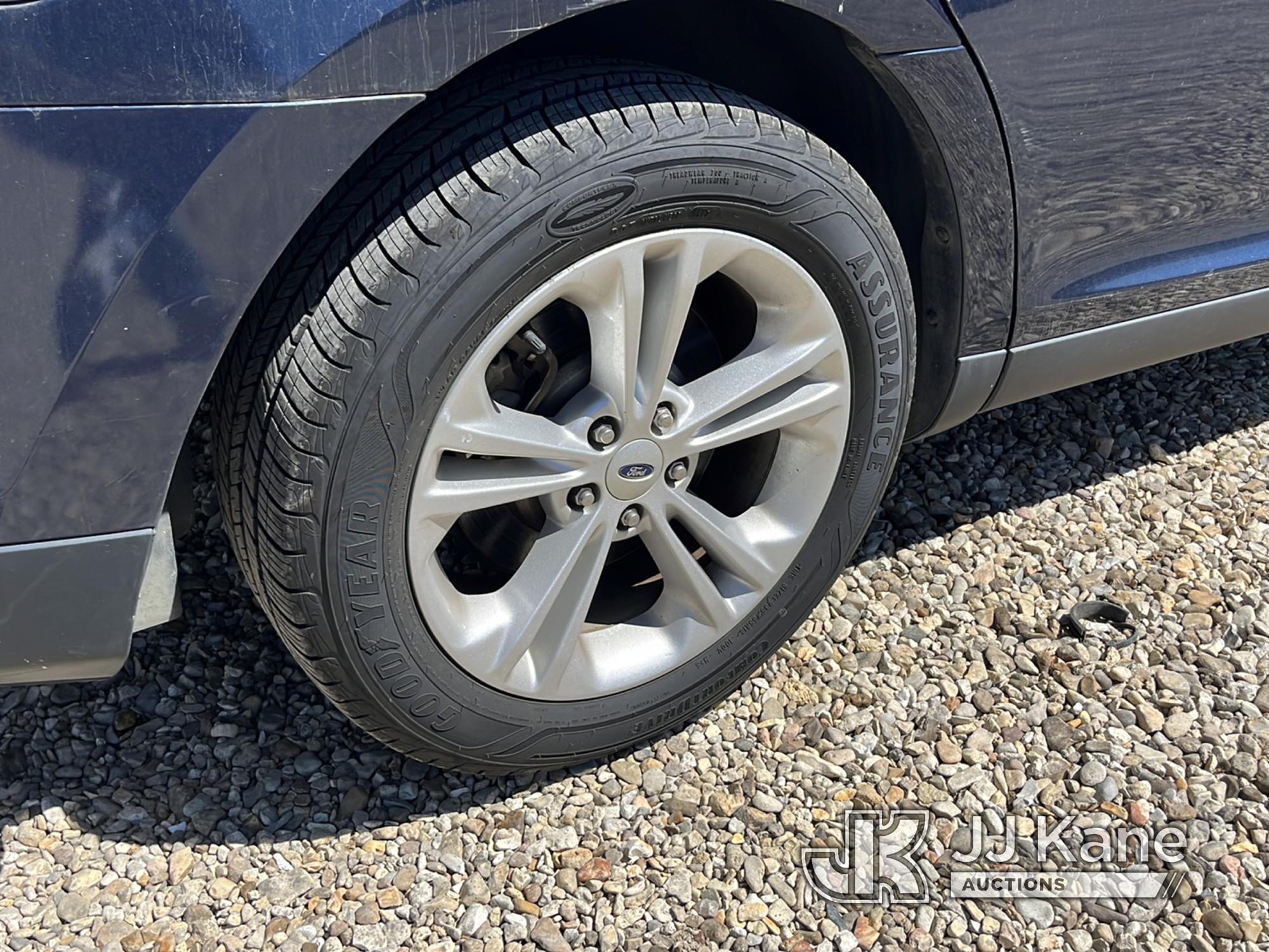 (Covington, LA) 2016 Ford Taurus 4-Door Sedan Runs & Moves) (Cracked Windshield