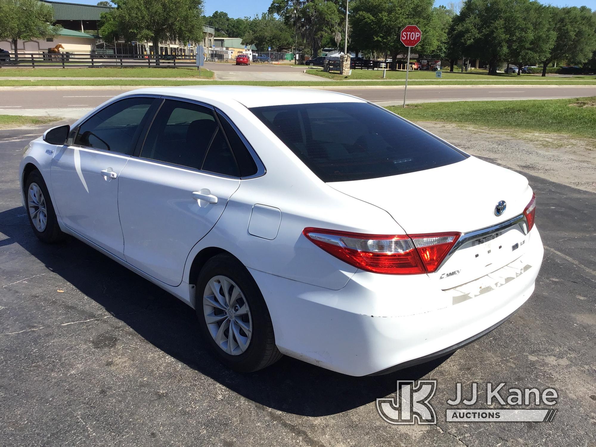 (Ocala, FL) 2015 Toyota Camry Hybrid 4-Door Sedan Runs & Moves) (Paint Damage