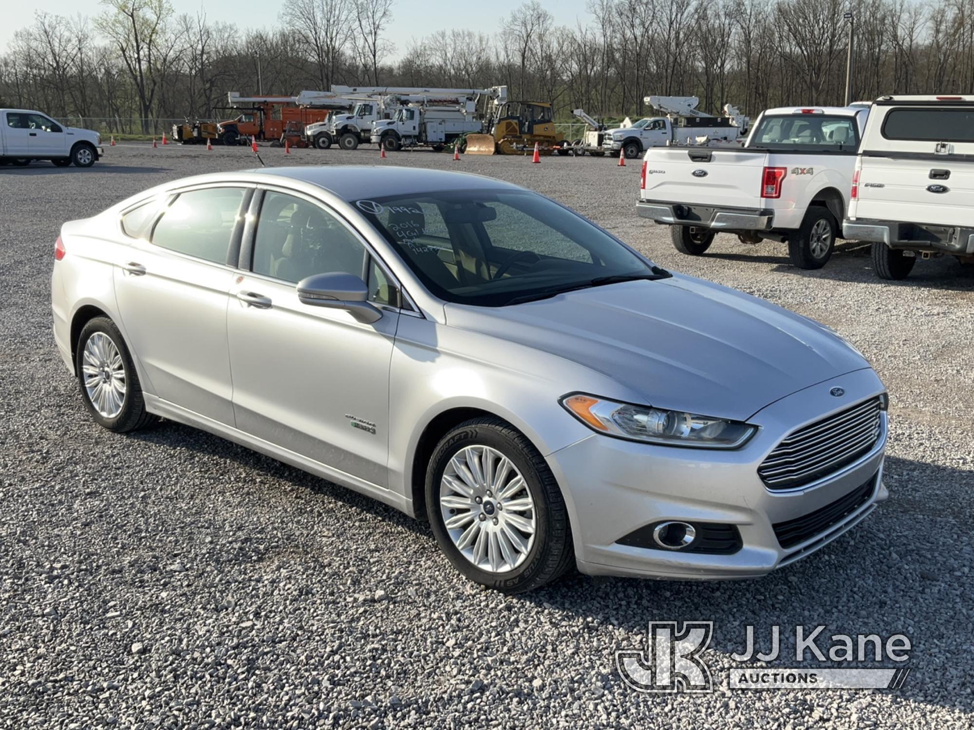 (Verona, KY) 2016 Ford Fusion 4-Door Hybrid Sedan Runs & Moves) (No Charger) (Duke Unit