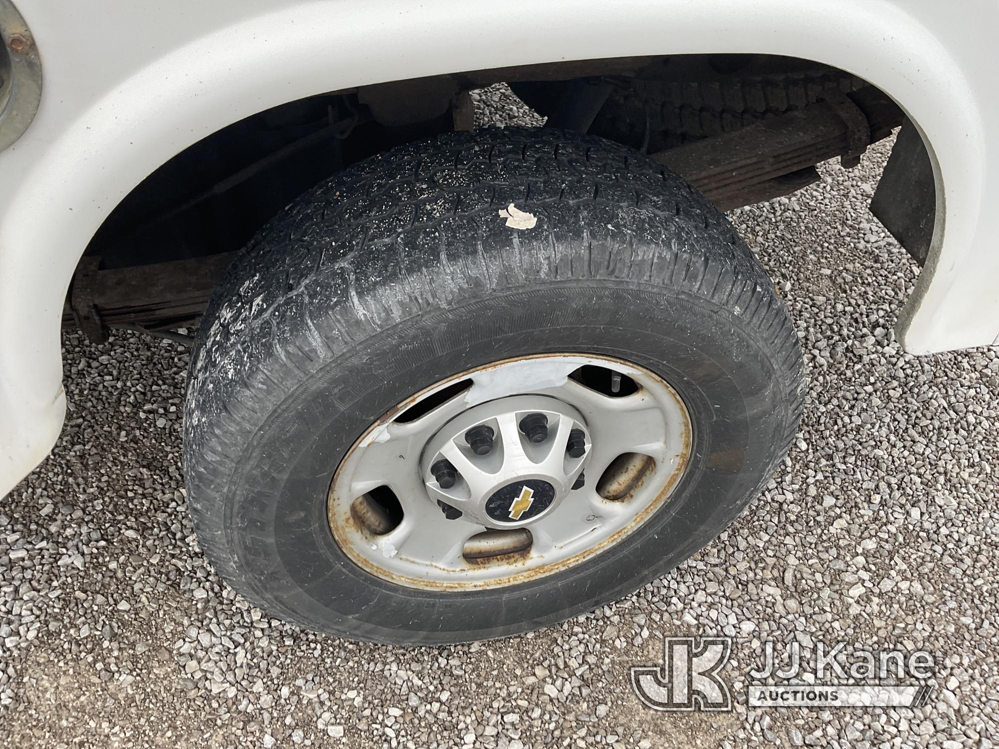 (Verona, KY) 2011 Chevrolet K2500HD 4x4 Service Truck Runs & Moves) (Rust & Body Damage, Bad Battery
