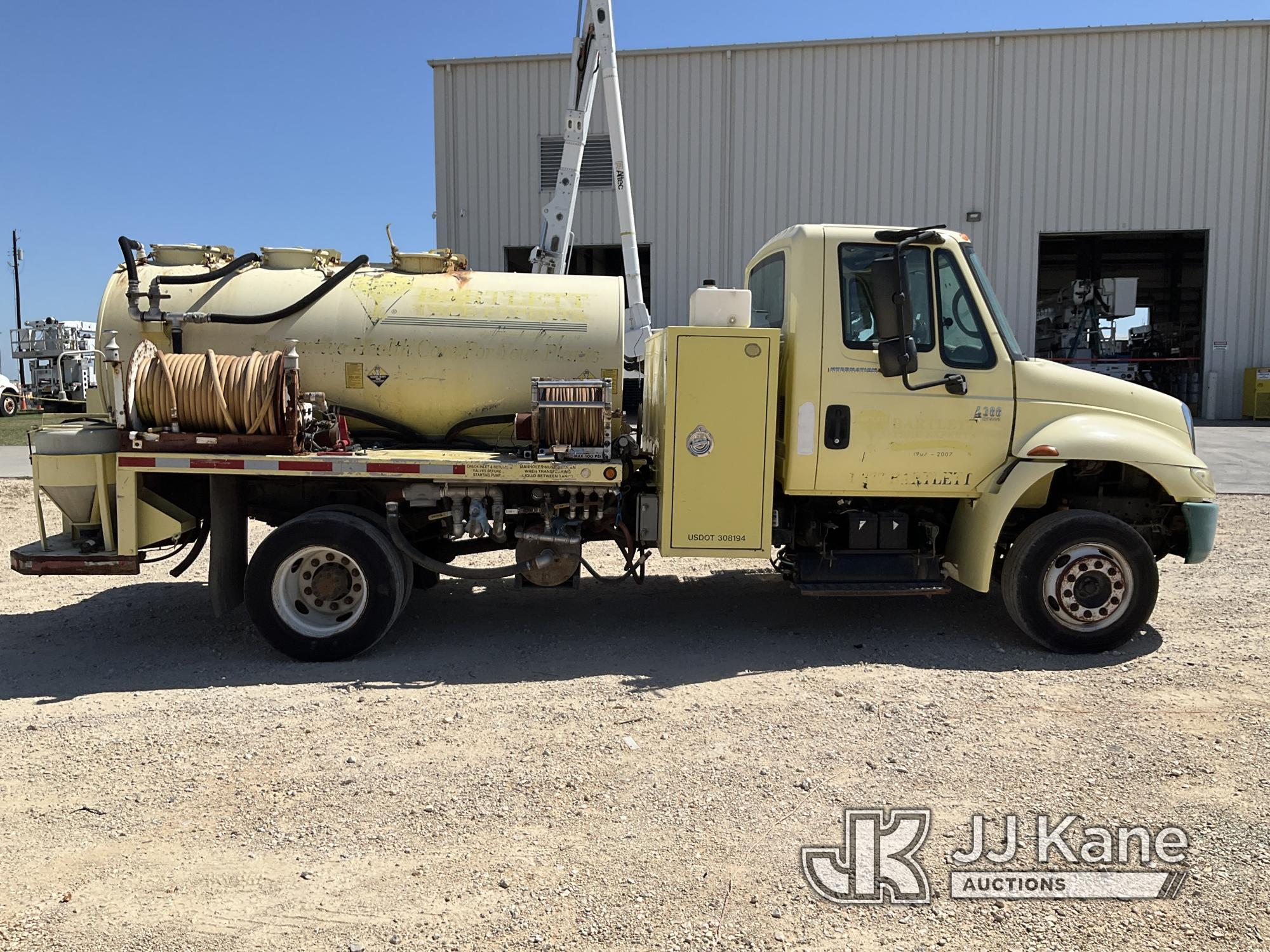 (Houston, TX) 2007 International 4300 Spray Truck Runs & Moves) (Jump to Start, Air Line Leak, Idles