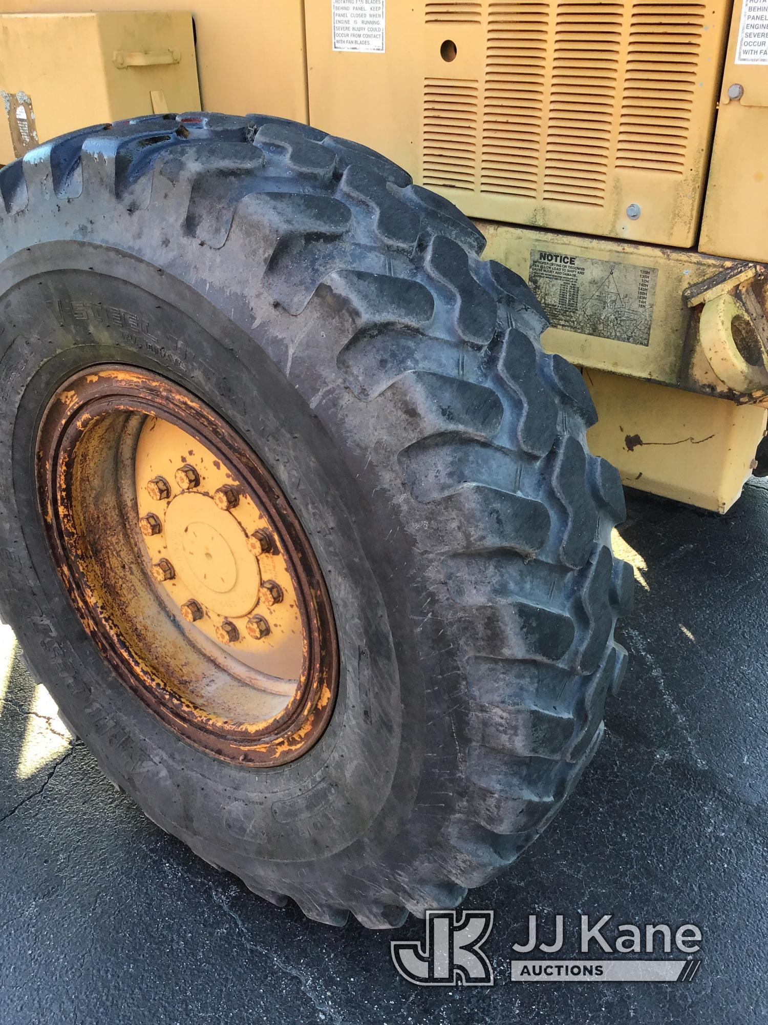 (Ocala, FL) 2001 Caterpillar 12H Motor Grader, Municipal owned Runs, Moves, AC works, Unit has a bad