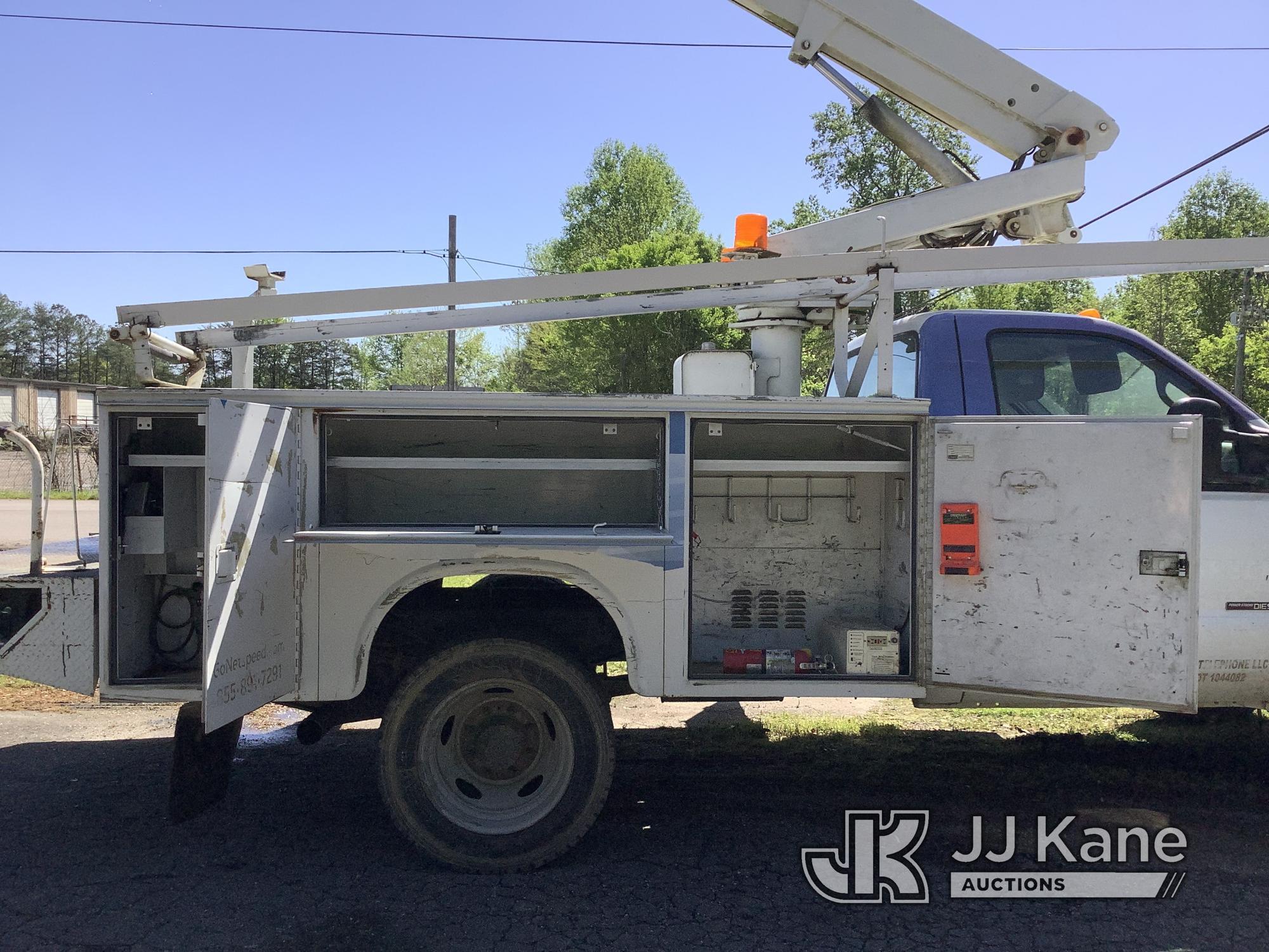 (Graysville, AL) Altec AT200A, Telescopic Non-Insulated Bucket Truck mounted behind cab on 2000 Ford