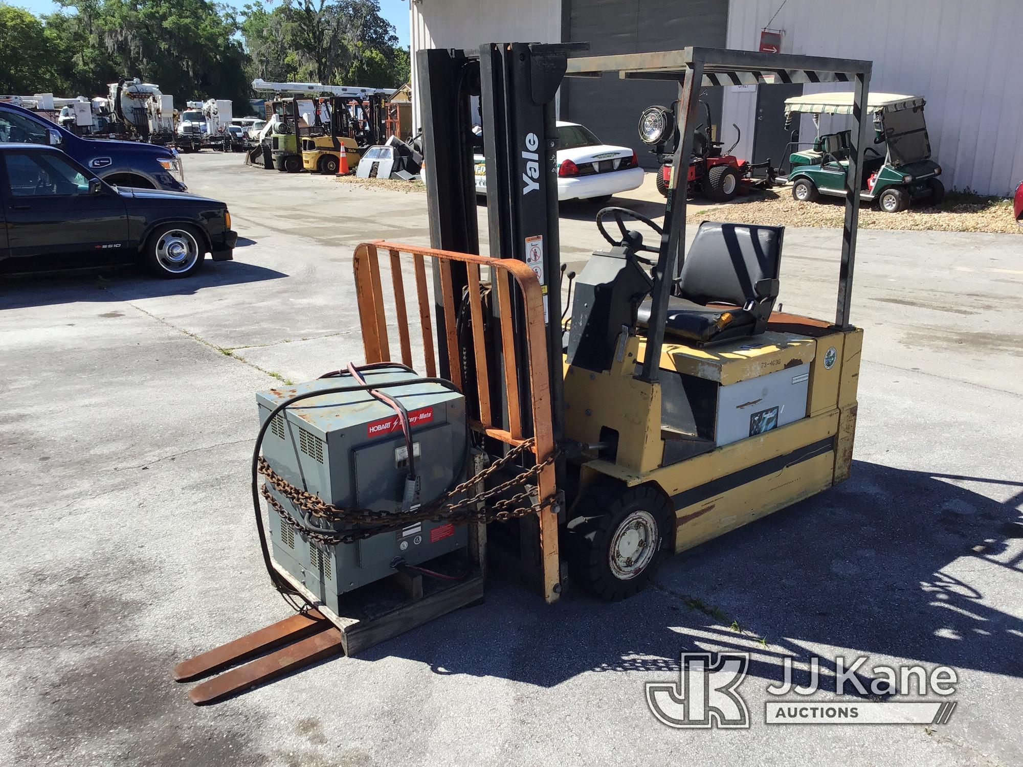 (Ocala, FL) 1993 Yale Forklift 3-Wheel Solid Tired Forklift Not Running, Condition Unknown)