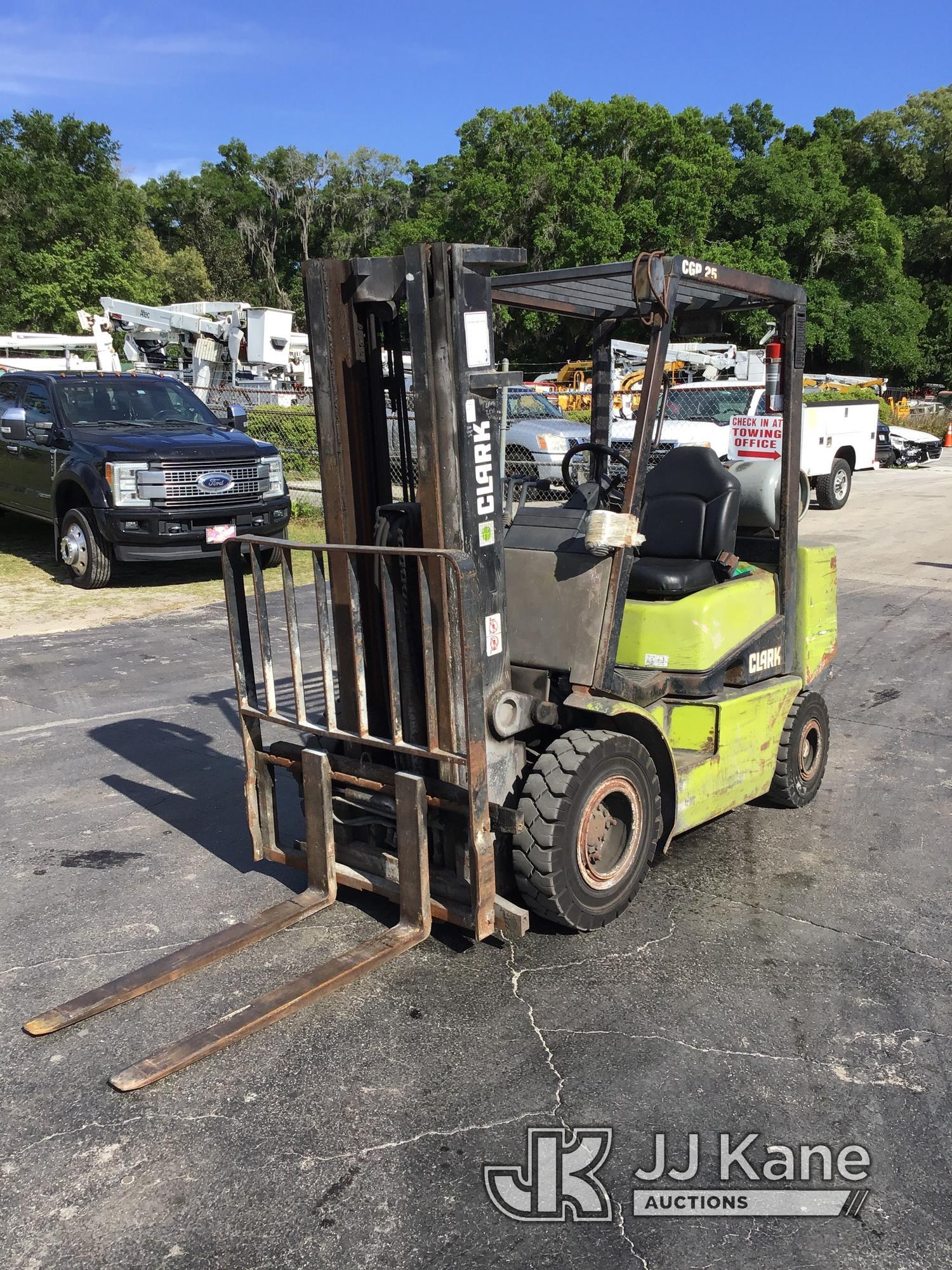 (Ocala, FL) Clark CGP25 Forklift Runs, Moves