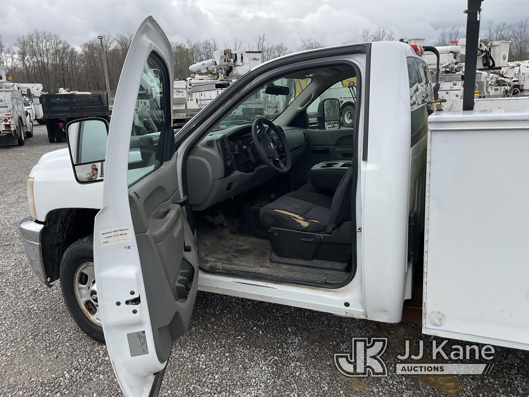 (Verona, KY) 2011 Chevrolet K2500HD 4x4 Service Truck Runs & Moves) (Rust & Body Damage, Bad Battery