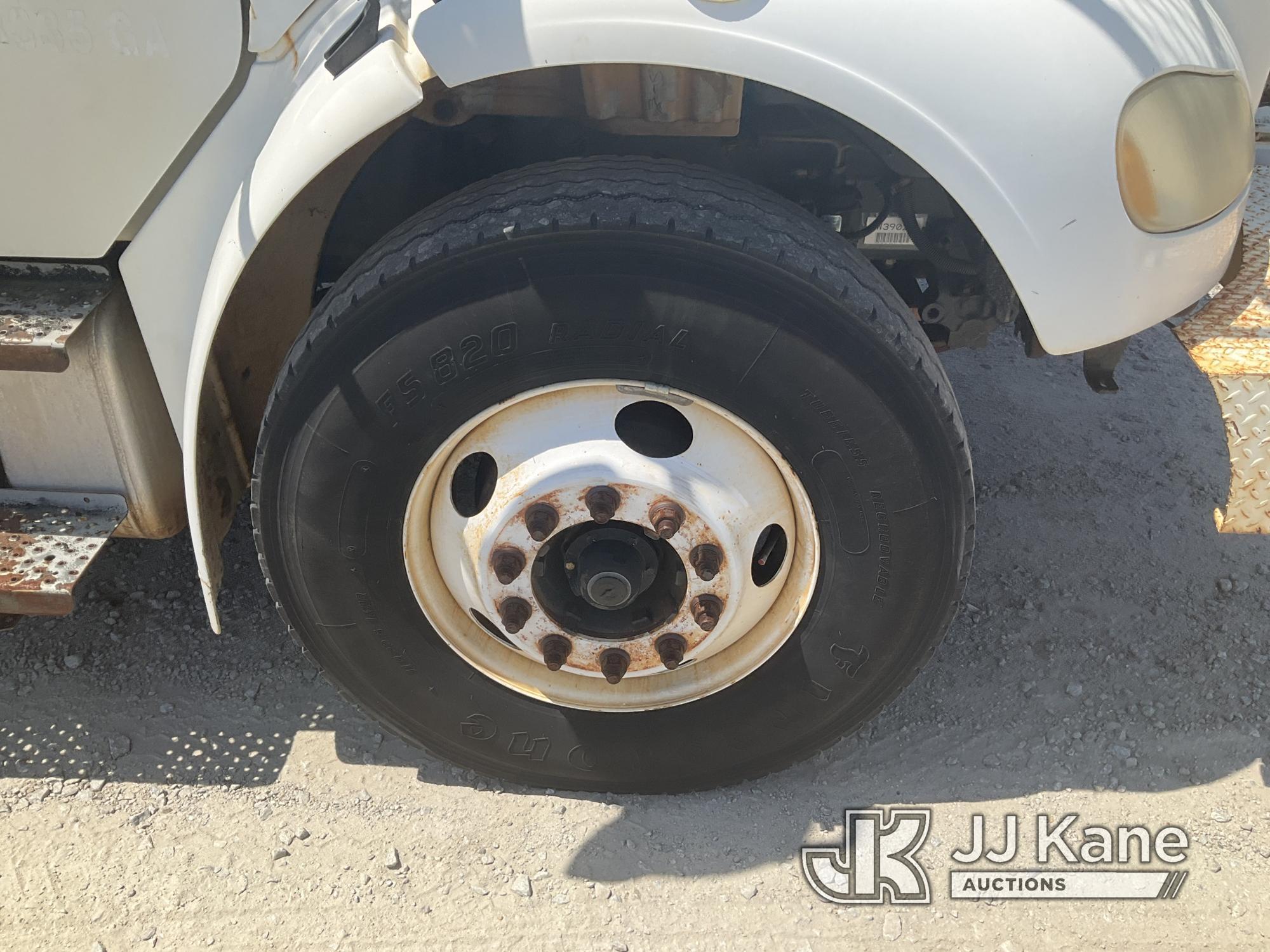 (Villa Rica, GA) Altec AM755H, Over-Center Material Handling Bucket rear mounted on 2006 Freightline