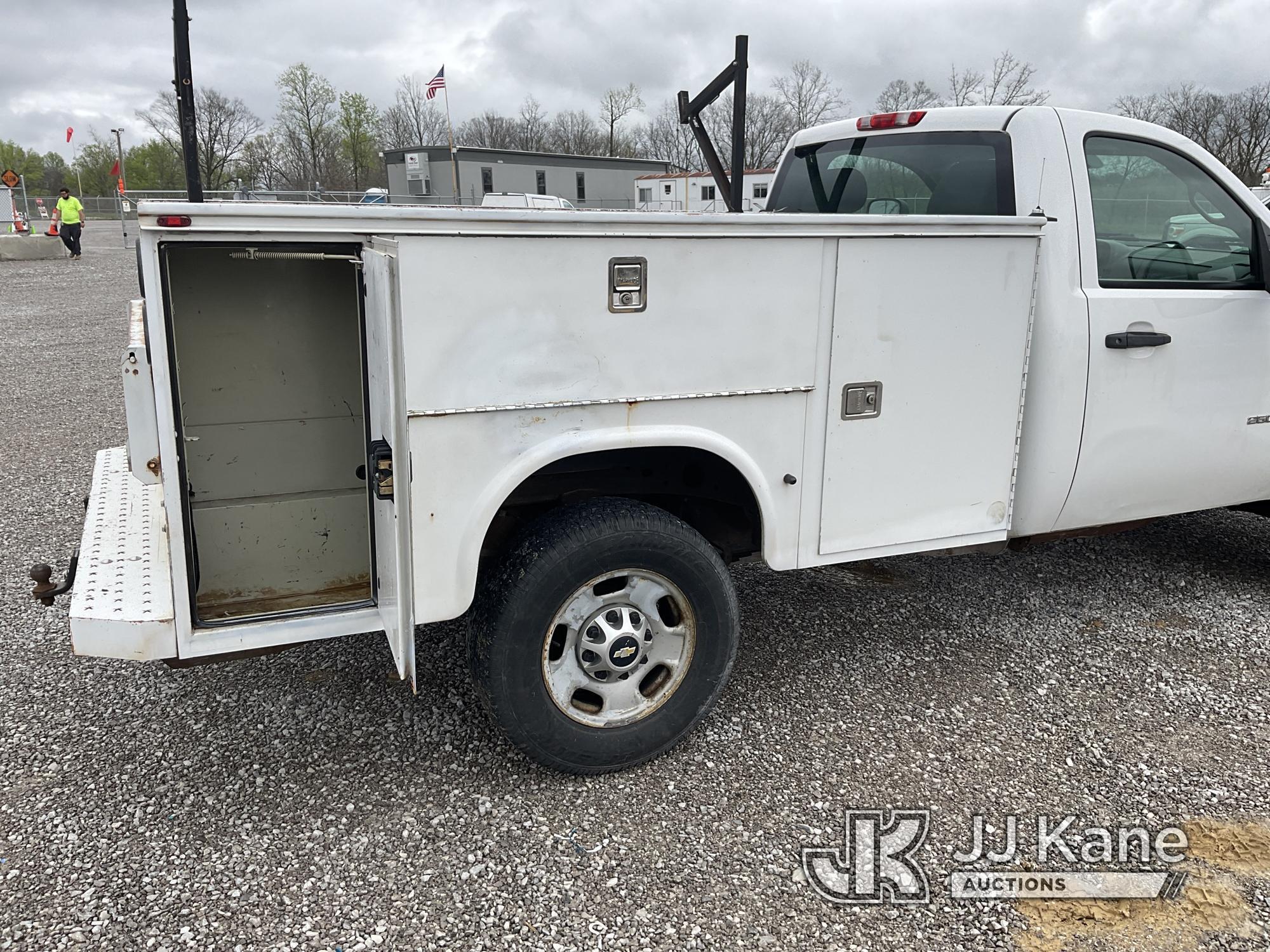 (Verona, KY) 2011 Chevrolet K2500HD 4x4 Service Truck Runs & Moves) (Rust & Body Damage, Bad Battery