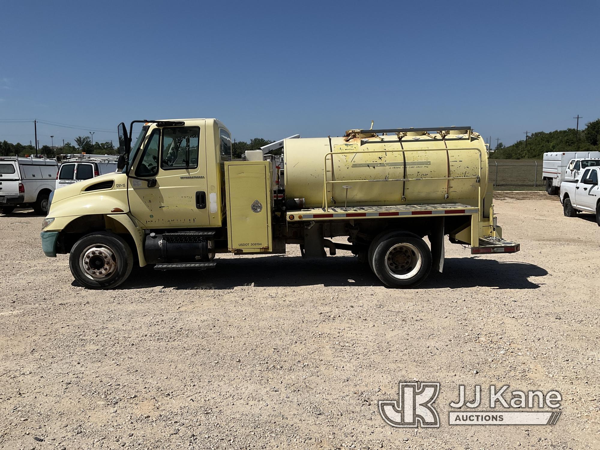 (Houston, TX) 2007 International 4300 Spray Truck Runs & Moves) (Jump to Start, Air Line Leak, Idles