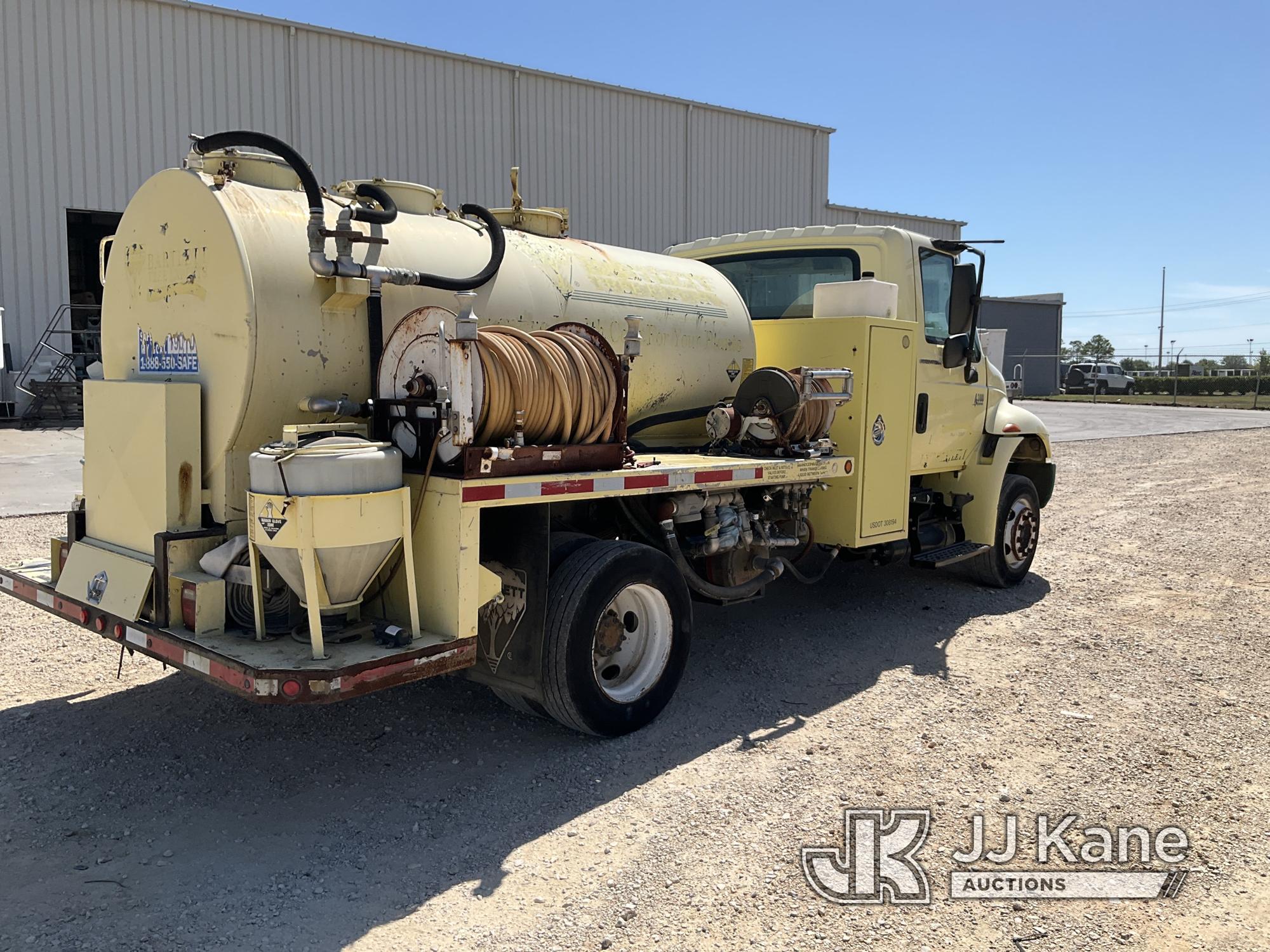 (Houston, TX) 2007 International 4300 Spray Truck Runs & Moves) (Jump to Start, Air Line Leak, Idles