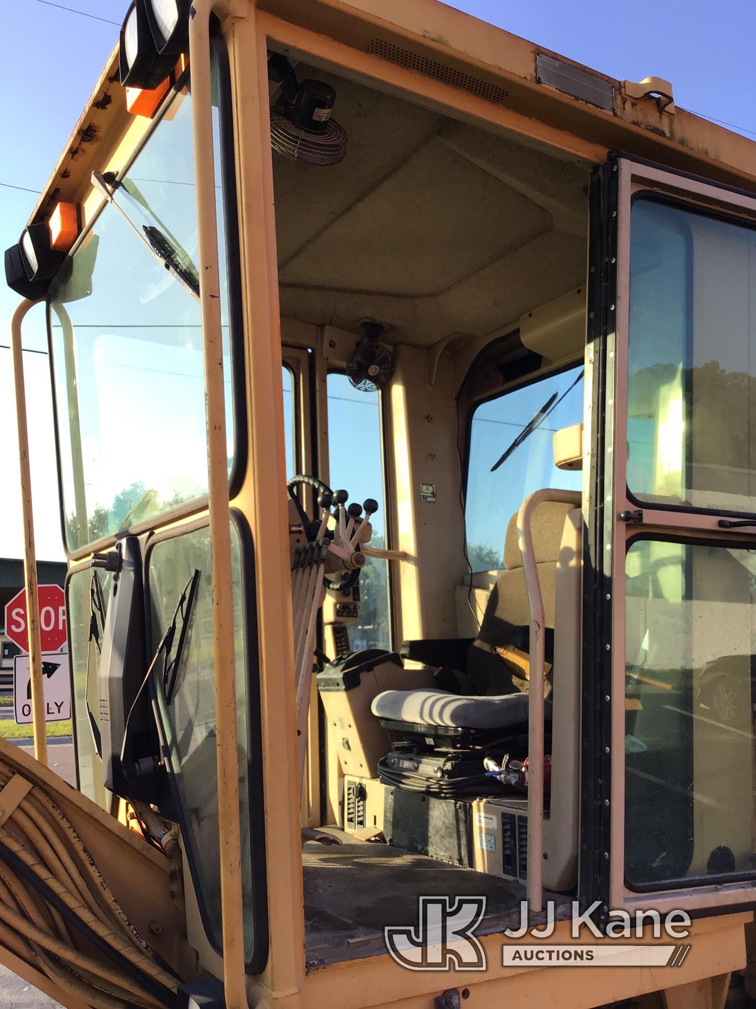 (Ocala, FL) 2001 Caterpillar 12H Motor Grader, Municipal owned Runs, Moves, AC works, Unit has a bad