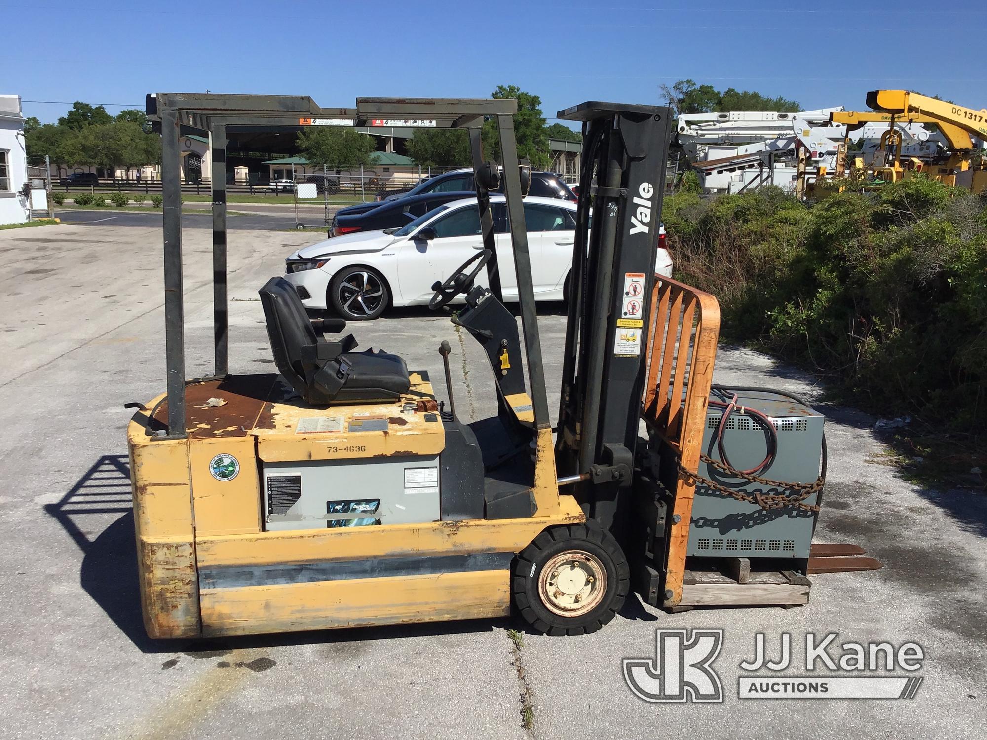 (Ocala, FL) 1993 Yale Forklift 3-Wheel Solid Tired Forklift Not Running, Condition Unknown)