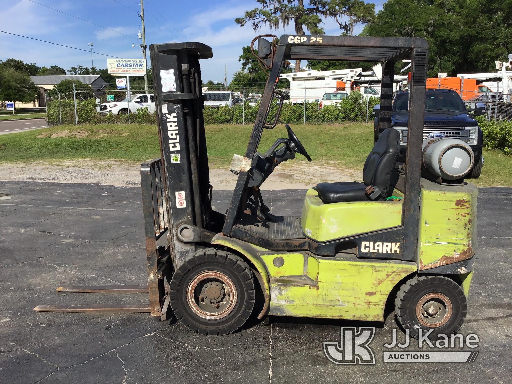 (Ocala, FL) Clark CGP25 Forklift Runs, Moves