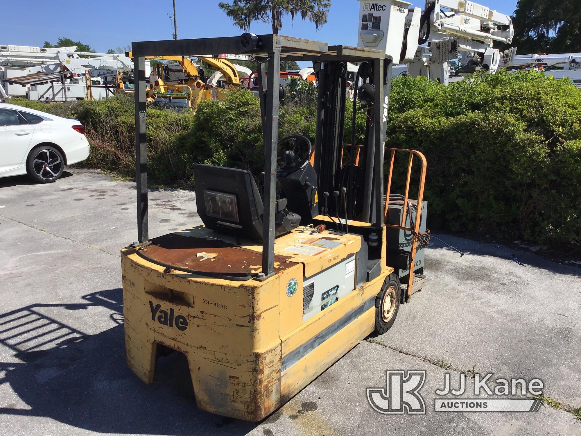 (Ocala, FL) 1993 Yale Forklift 3-Wheel Solid Tired Forklift Not Running, Condition Unknown)