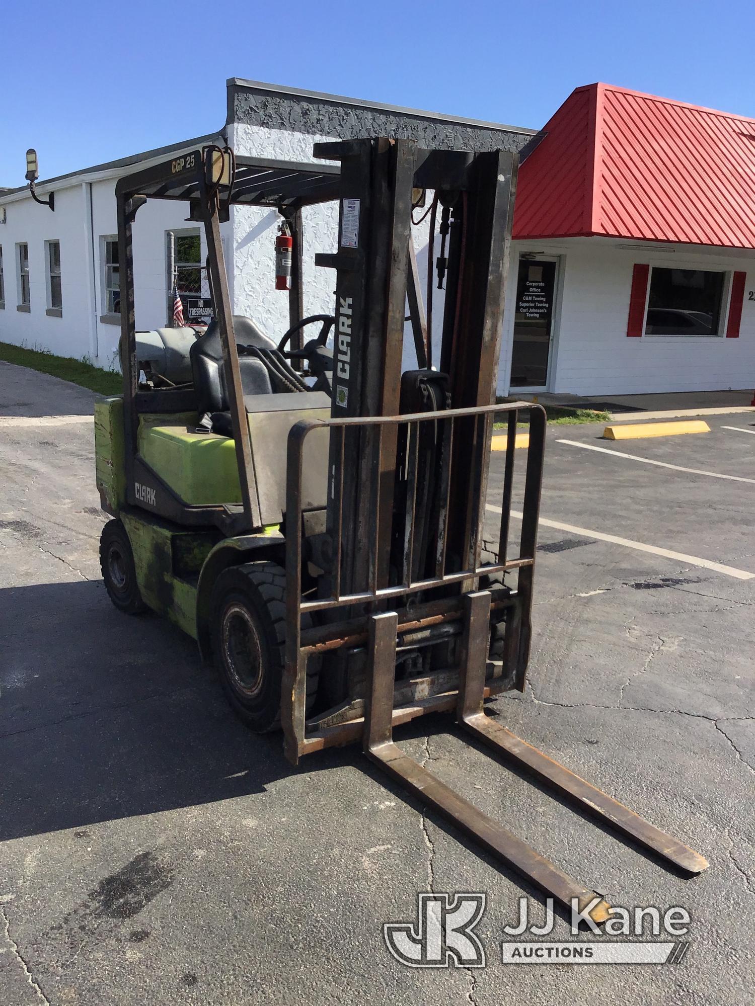 (Ocala, FL) Clark CGP25 Forklift Runs, Moves