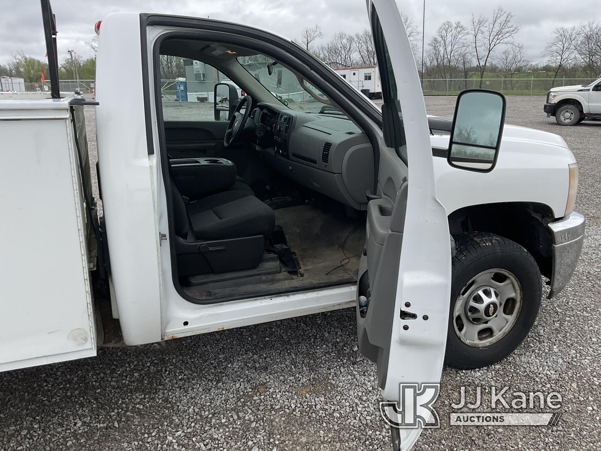 (Verona, KY) 2011 Chevrolet K2500HD 4x4 Service Truck Runs & Moves) (Rust & Body Damage, Bad Battery