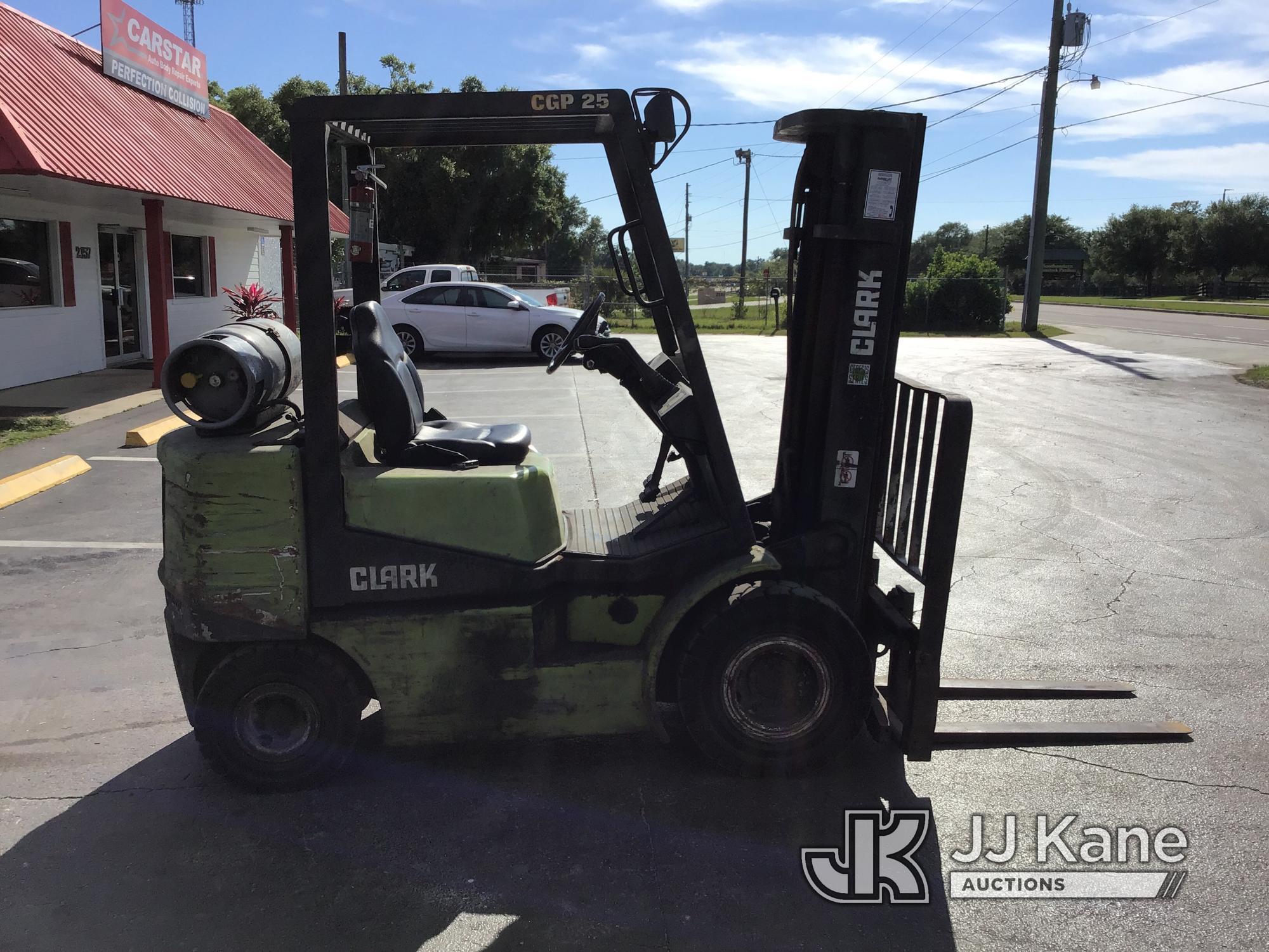 (Ocala, FL) Clark CGP25 Forklift Runs, Moves