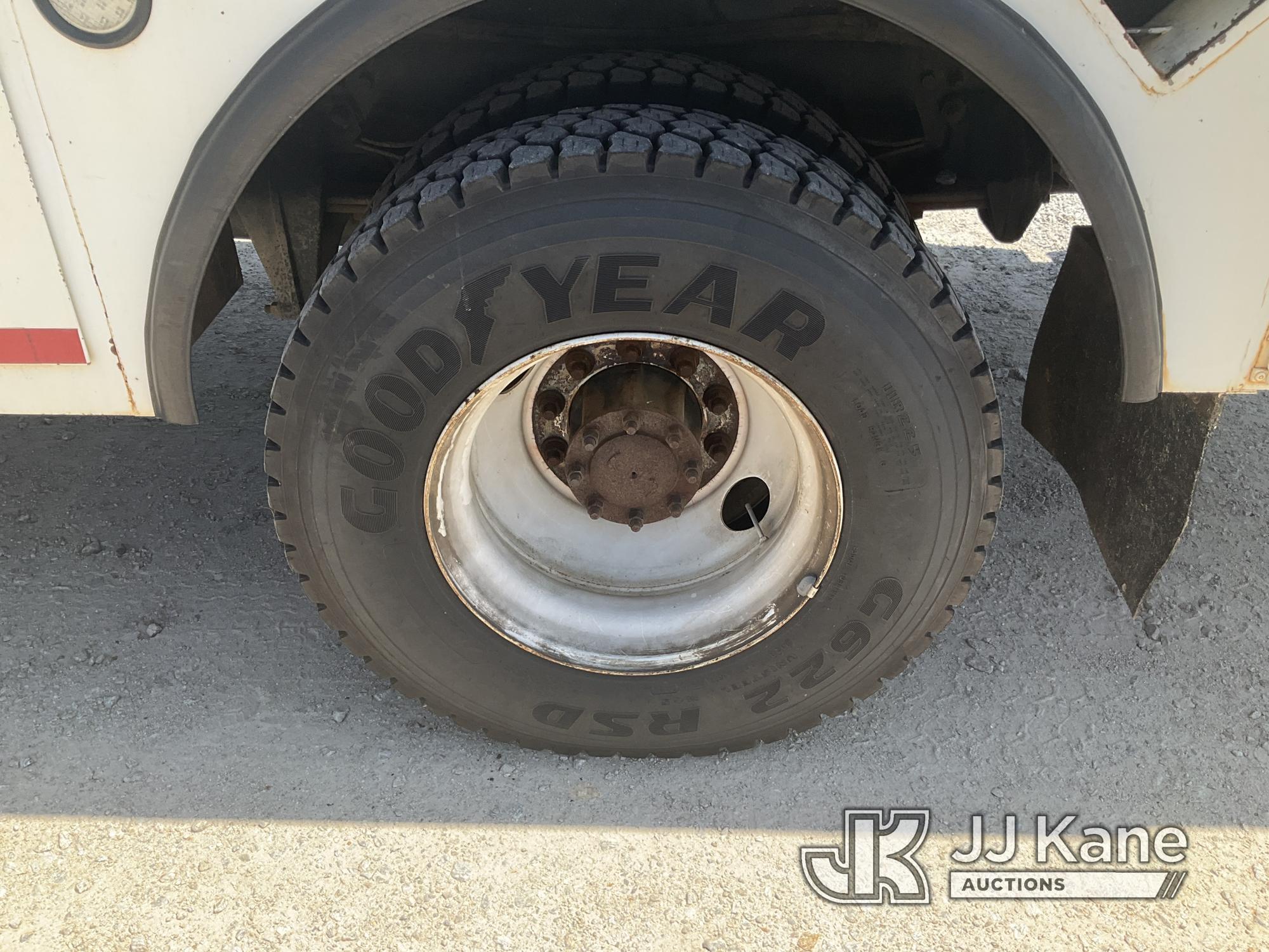 (Villa Rica, GA) Altec AM755H, Over-Center Material Handling Bucket rear mounted on 2006 Freightline