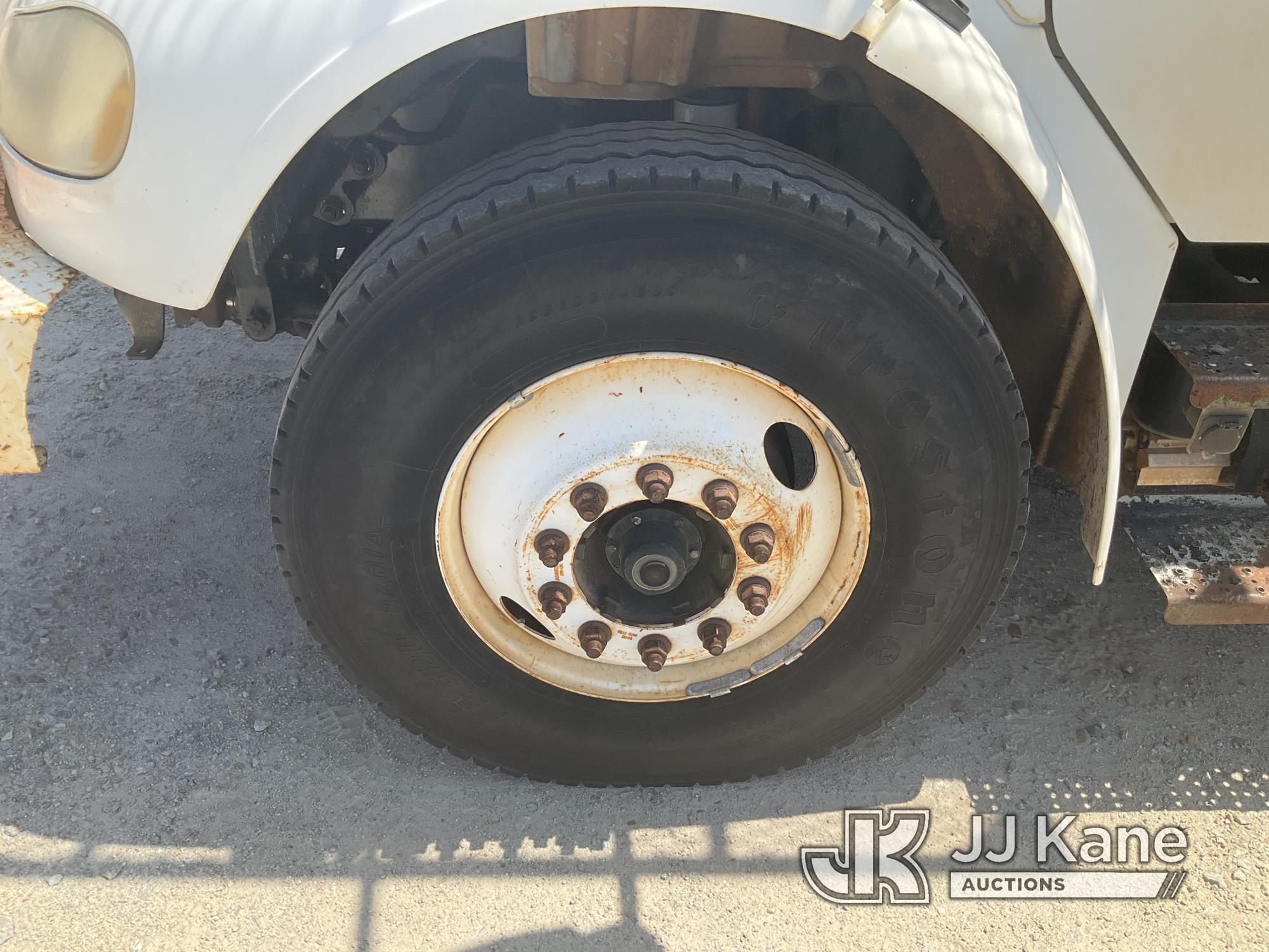 (Villa Rica, GA) Altec AM755H, Over-Center Material Handling Bucket rear mounted on 2006 Freightline