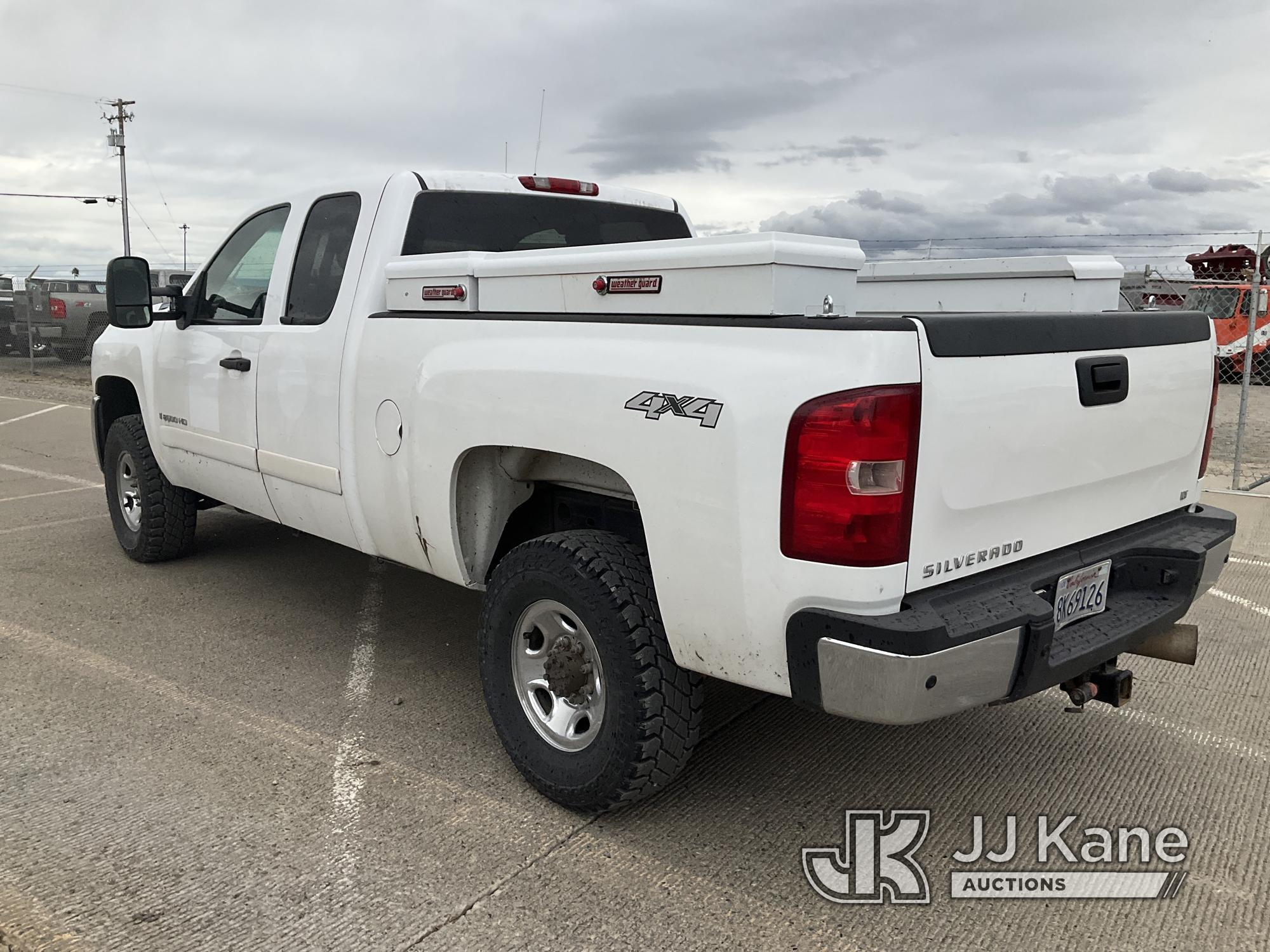 (Dixon, CA) 2007 Chevrolet Silverado 2500HD 4x4 Extended-Cab Pickup Truck Runs & Moves.