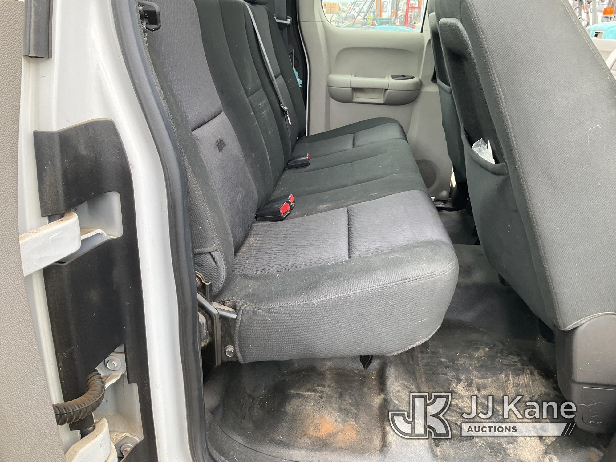 (Dixon, CA) 2013 GMC Sierra 2500HD 4x4 Extended-Cab Pickup Truck Runs & Moves. Driver Door Does Not