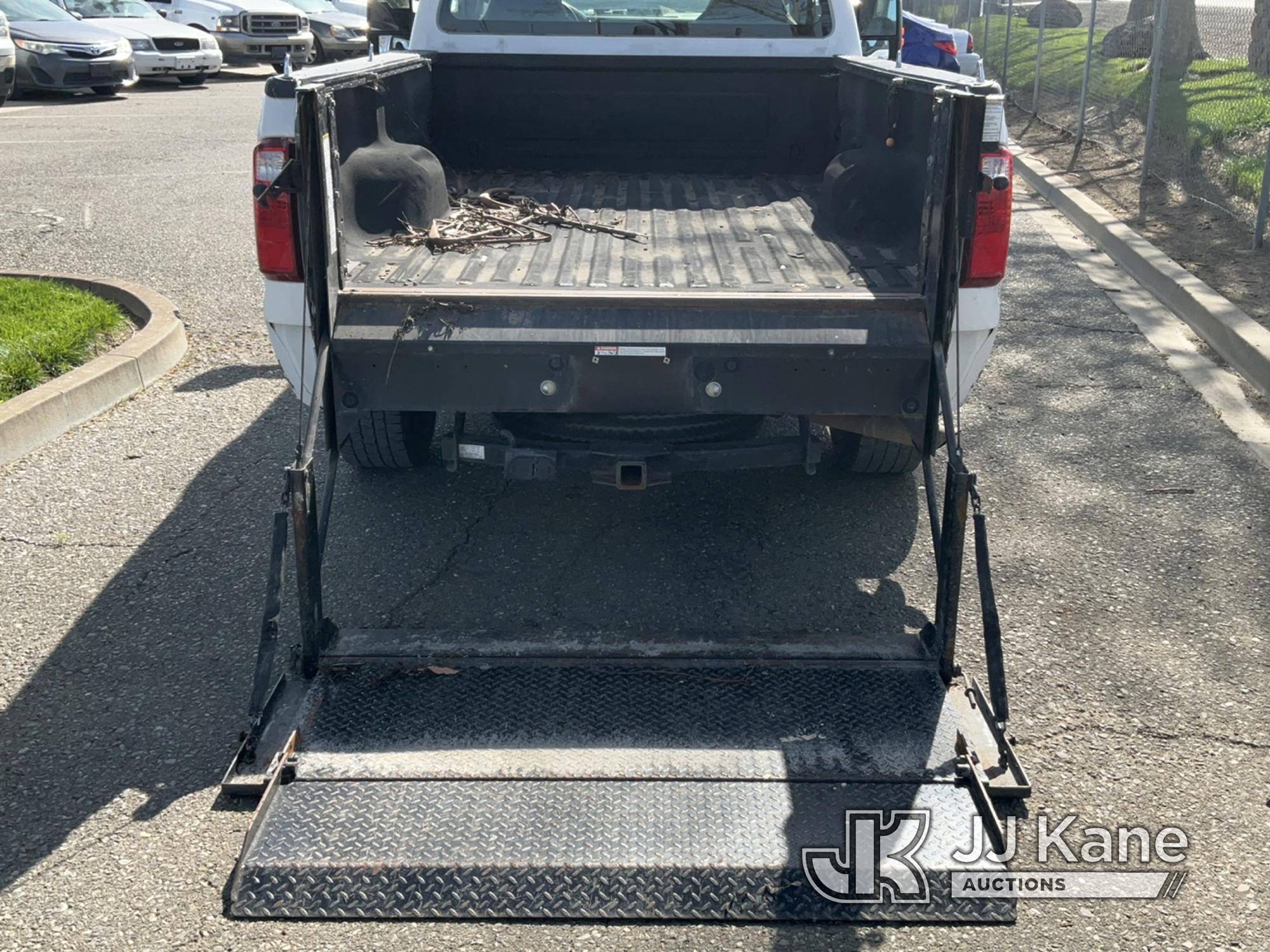 (Dixon, CA) 2009 Ford F350 Pickup Truck Runs & Moves, Cracked Mirror