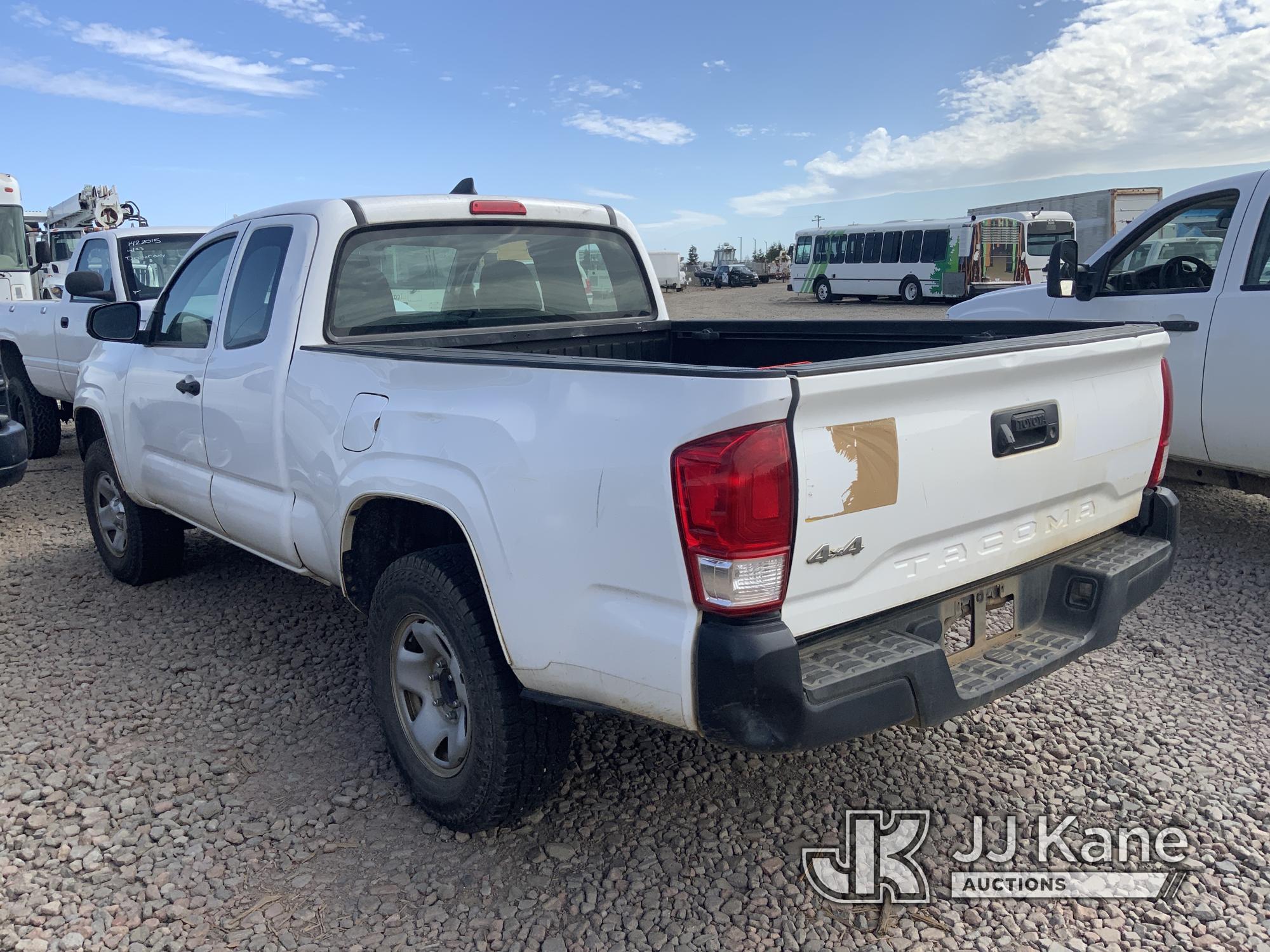 (Dixon, CA) 2017 Toyota Tacoma 4x4 Extended-Cab Pickup Truck Not Running)( Body Damage