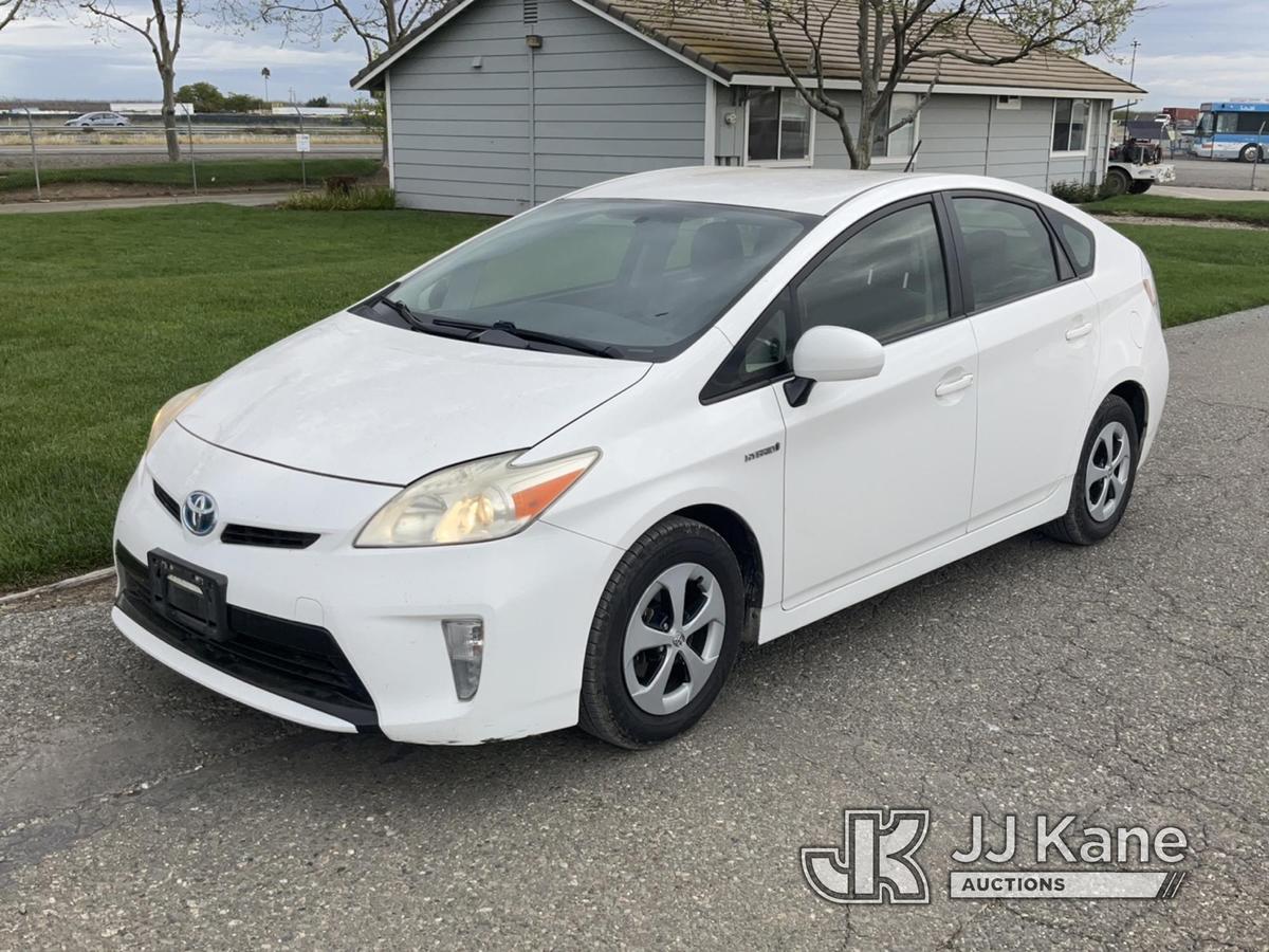 (Dixon, CA) 2013 Toyota Prius Hybrid 4-Door Hatch Back Runs & Moves) (Maintenance Light On