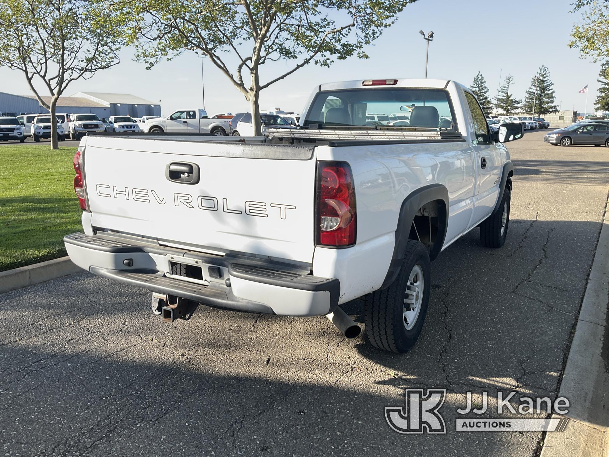 (Dixon, CA) 2004 Chevrolet Silverado 2500HD Pickup Truck Runs & Moves