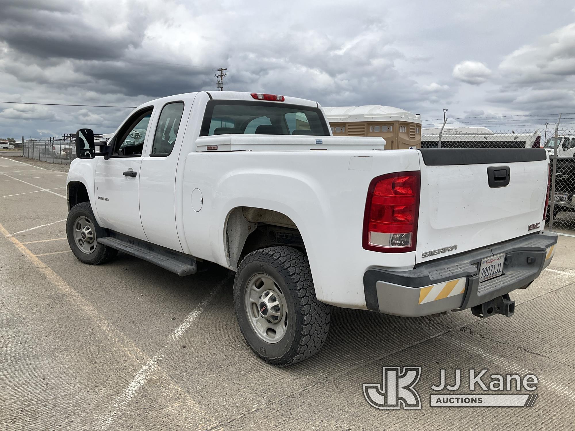 (Dixon, CA) 2013 GMC Sierra 2500HD 4x4 Extended-Cab Pickup Truck Runs & Moves. Driver Door Does Not