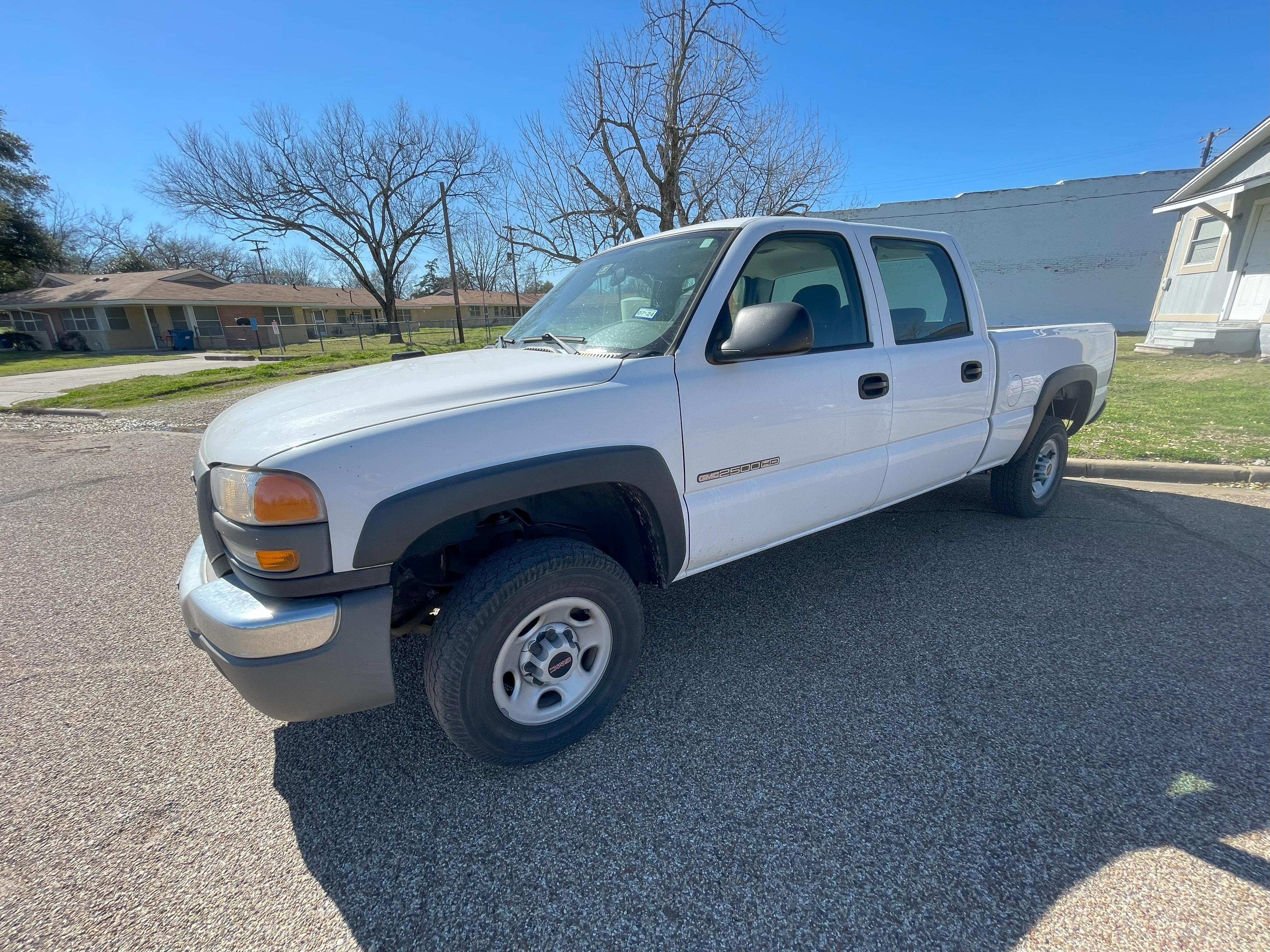 LOCATION WORTHAM, TX: 2005 GMC Sierra 2500 HD Crew Cab Pickup Truck, 2WD, p/b V8 6.0L Gas Engine, A/