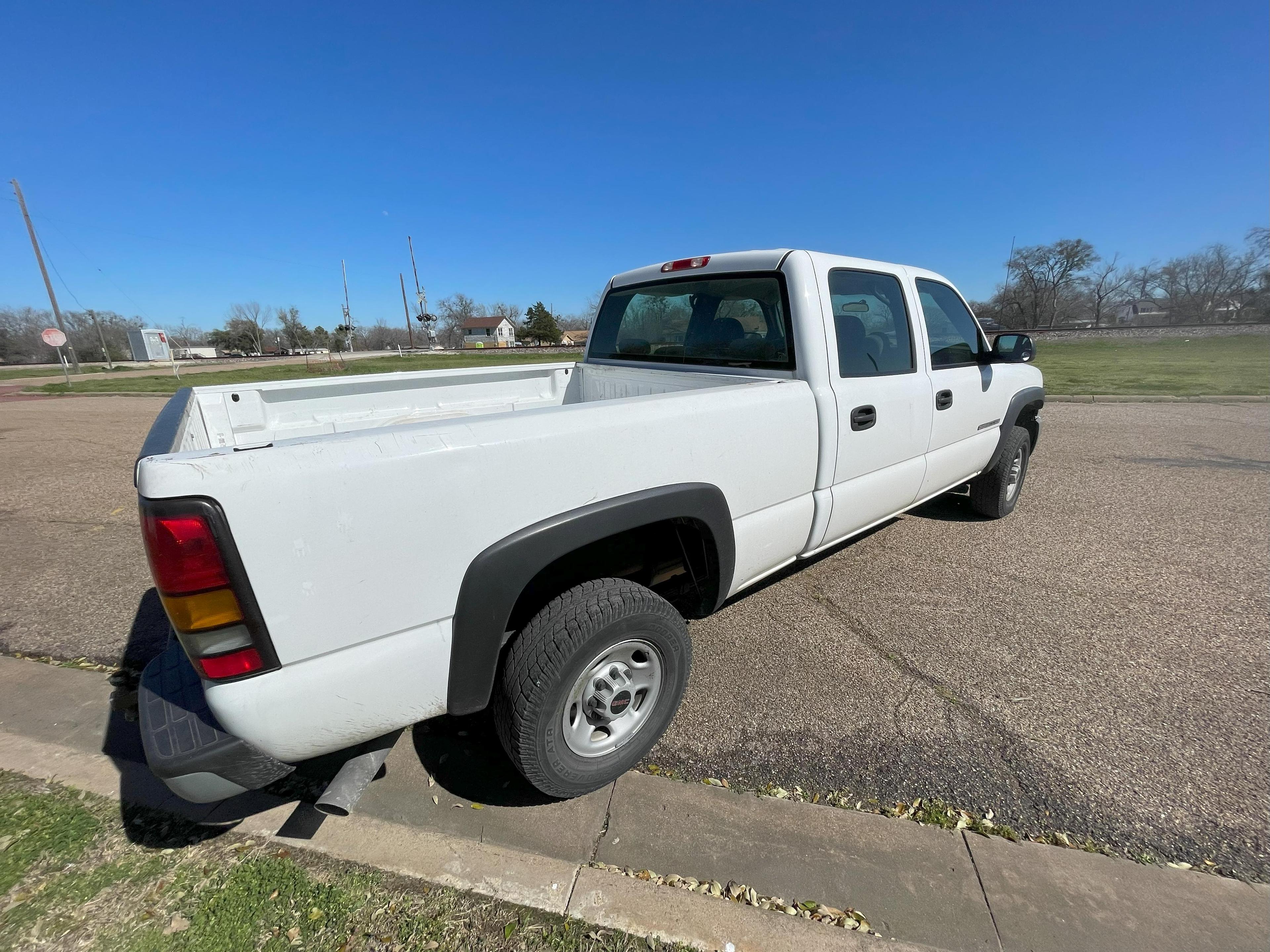 LOCATION WORTHAM, TX: 2005 GMC Sierra 2500 HD Crew Cab Pickup Truck, 2WD, p/b V8 6.0L Gas Engine, A/