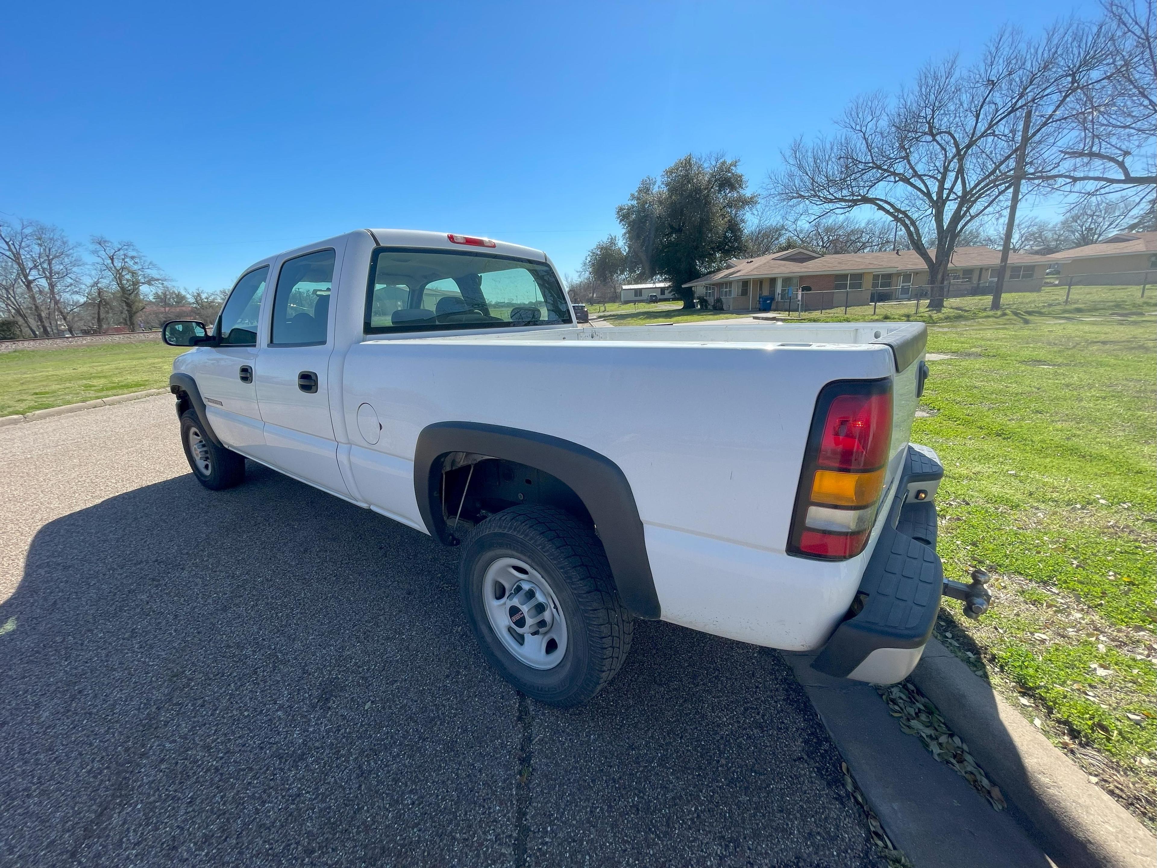 LOCATION WORTHAM, TX: 2005 GMC Sierra 2500 HD Crew Cab Pickup Truck, 2WD, p/b V8 6.0L Gas Engine, A/