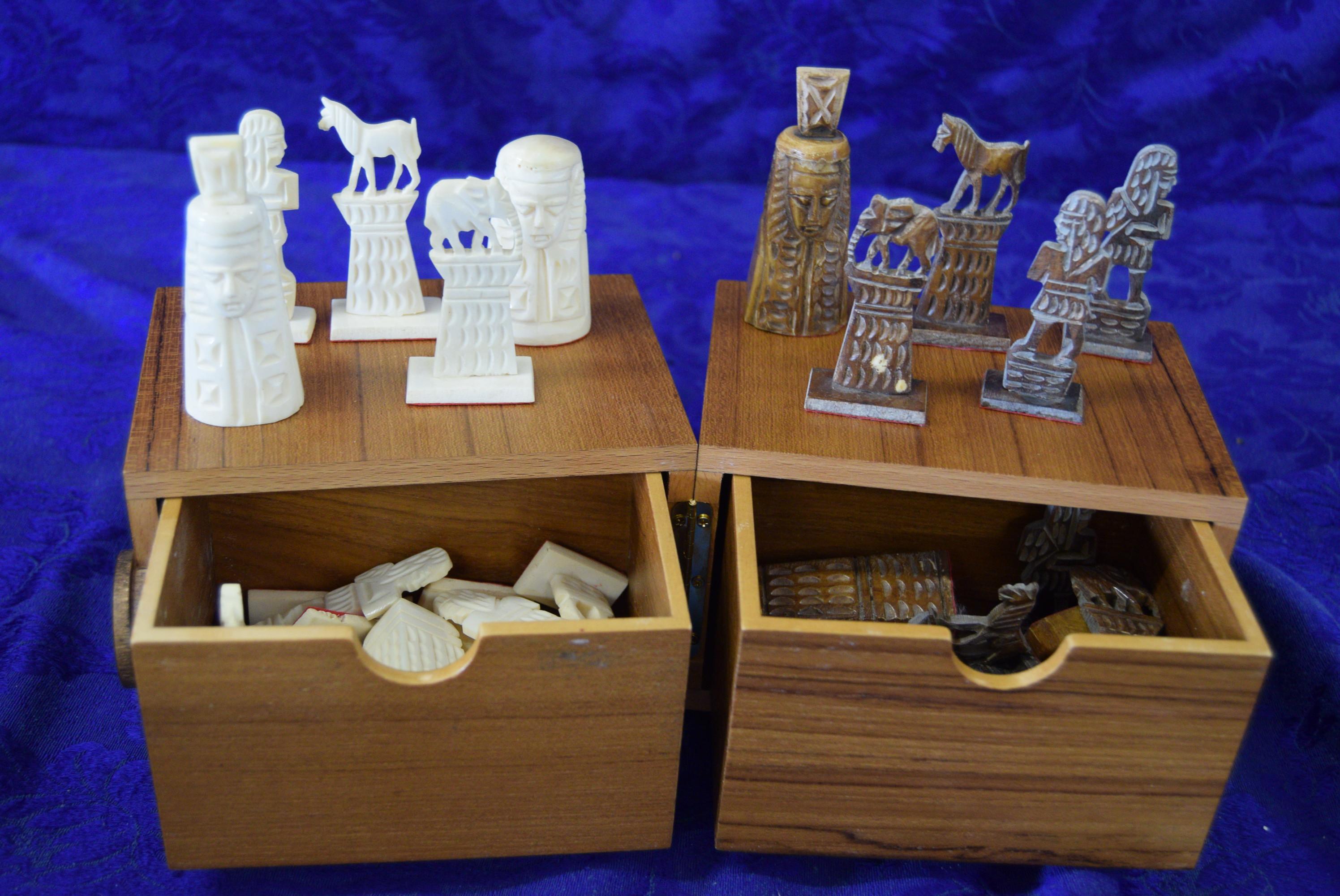 DELUXE FOLDING CHESSMEN CASE!