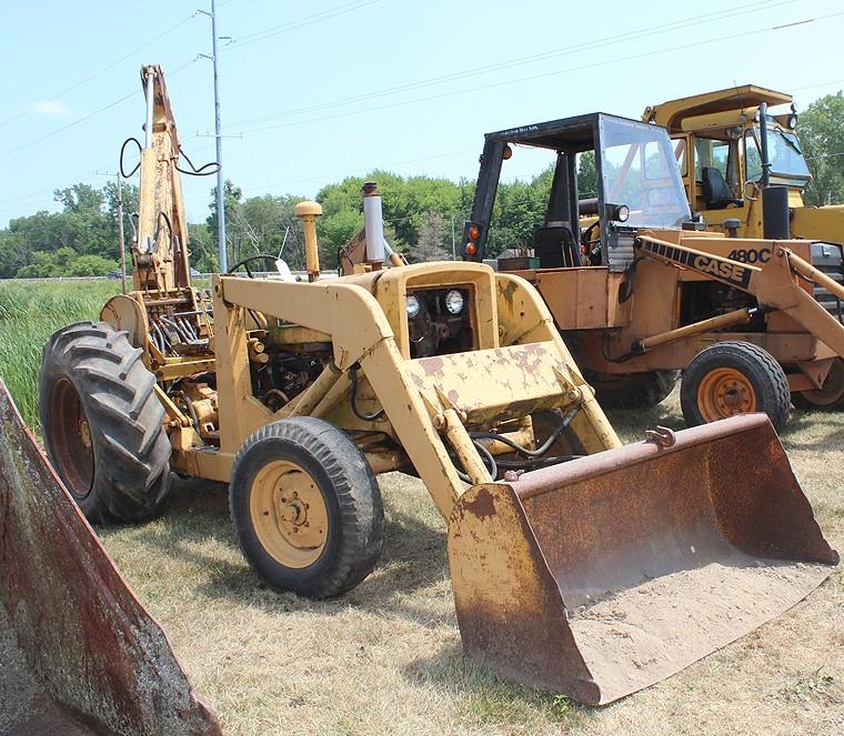 JOHN DEERE 440 LOADER BACKHOE, GAS ENGINE, 24" REAR BUCKET, 5' FRONT BUCKET, SERIAL #455375, RUNS BU