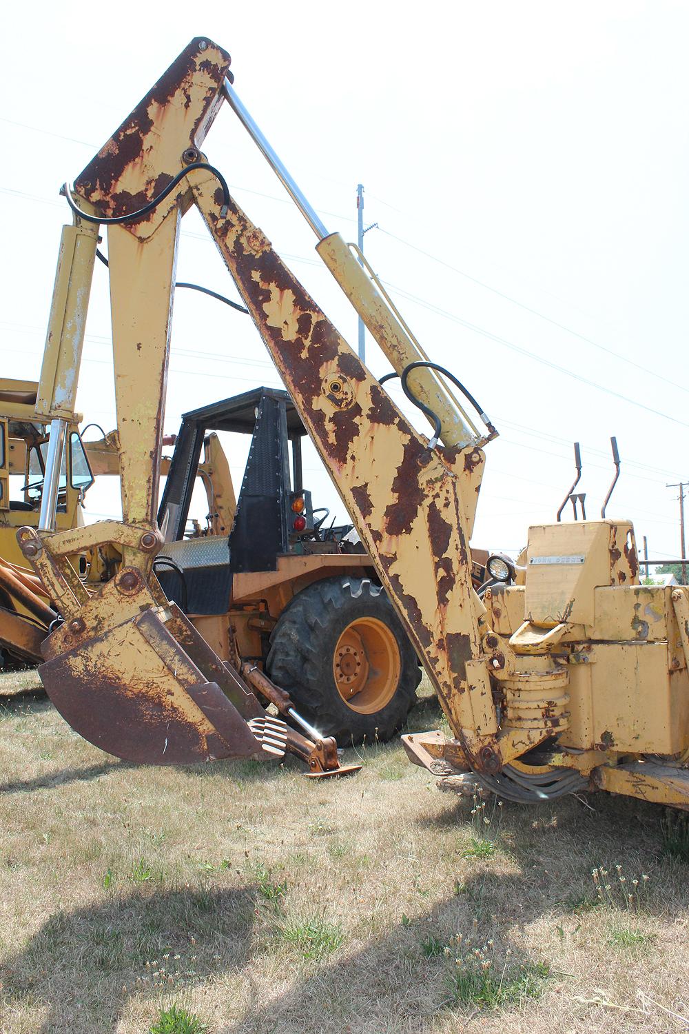 JOHN DEERE 440 LOADER BACKHOE, GAS ENGINE, 24" REAR BUCKET, 5' FRONT BUCKET, SERIAL #455375, RUNS BU