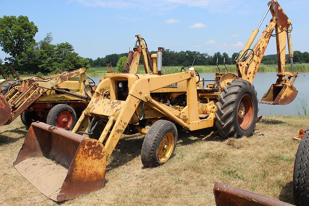 JOHN DEERE 440 LOADER BACKHOE, GAS ENGINE, 24" REAR BUCKET, 5' FRONT BUCKET, SERIAL #455375, RUNS BU