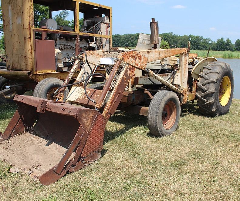 FORD APPROXIMATE MODEL 3000 GAS LOADER TRACTOR, NO 3 PT., VERY ROUGH BUT RUNS