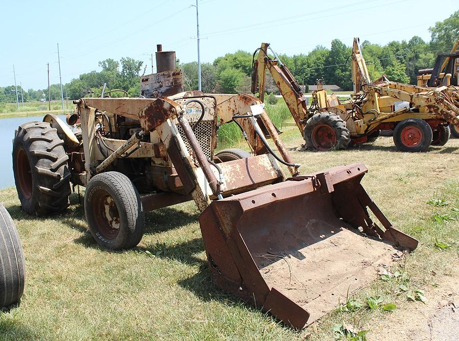 FORD APPROXIMATE MODEL 3000 GAS LOADER TRACTOR, NO 3 PT., VERY ROUGH BUT RUNS
