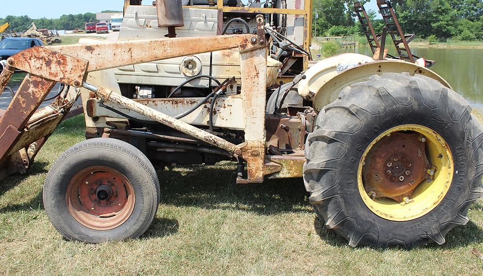 FORD APPROXIMATE MODEL 3000 GAS LOADER TRACTOR, NO 3 PT., VERY ROUGH BUT RUNS