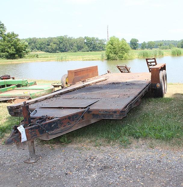 22' DECK 26' OVERALL TANDEM AXLE BEAVER TAIL CAR HAULER, DIAMOND PLATE DECK, OLDER UNIT BUT WORKS,