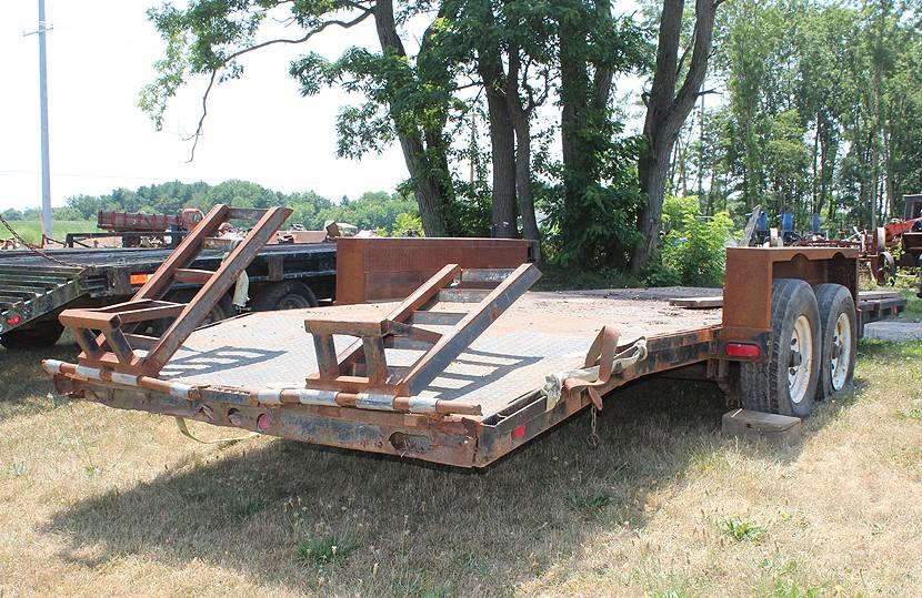 22' DECK 26' OVERALL TANDEM AXLE BEAVER TAIL CAR HAULER, DIAMOND PLATE DECK, OLDER UNIT BUT WORKS,