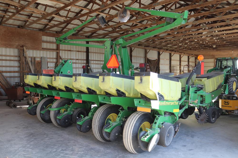 2004 JOHN DEERE 1760  12-ROW PLANTER