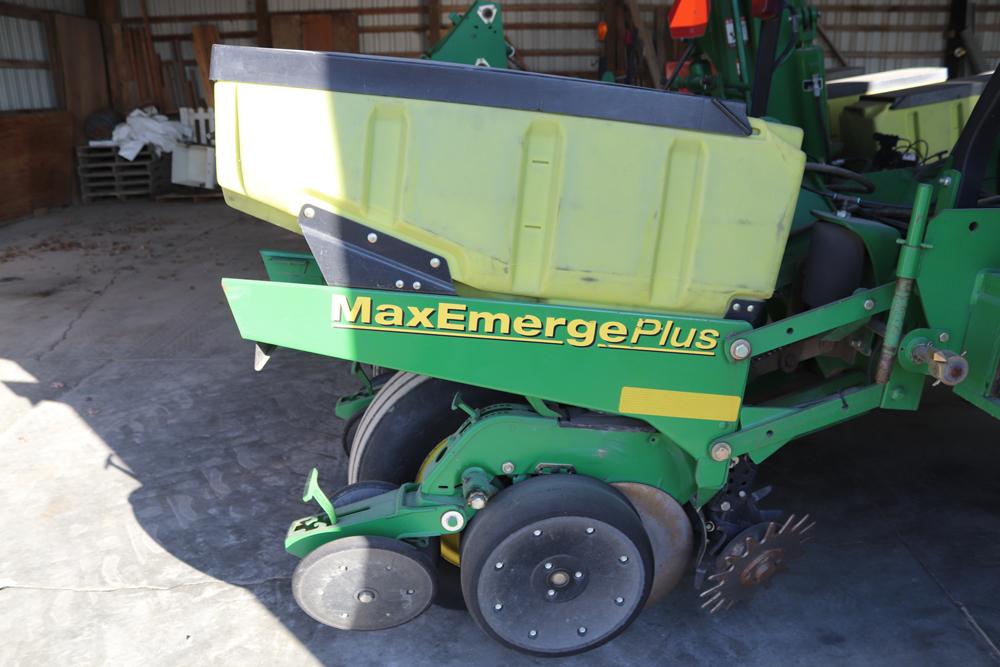 2004 JOHN DEERE 1760  12-ROW PLANTER