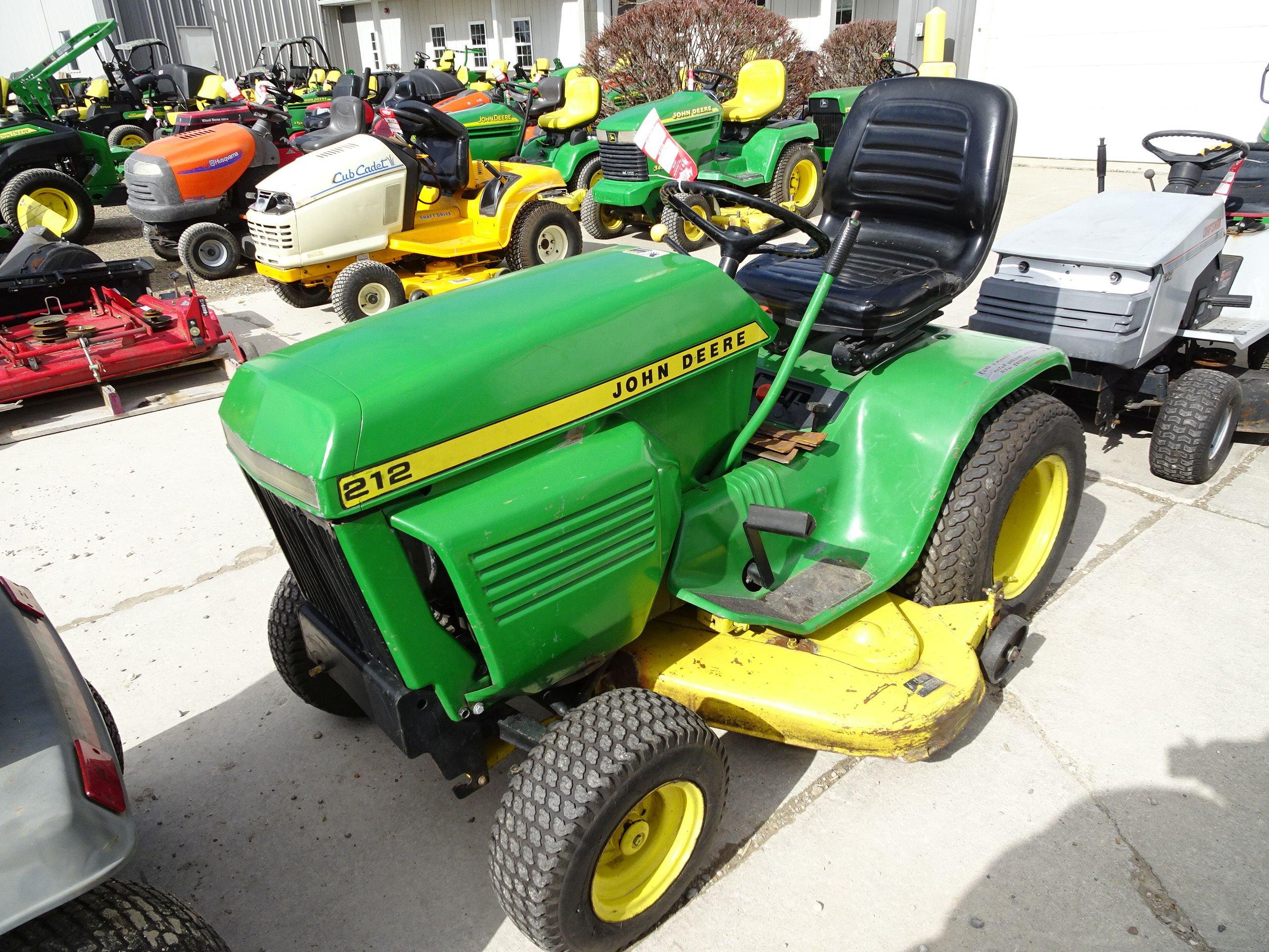 JOHN DEERE 212 RIDING LAWN MOWER, 48'' DECK, RUNS