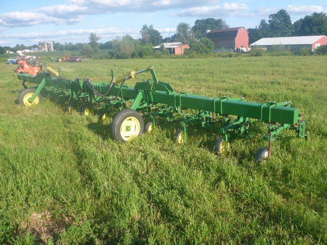 JOHN DEERE 3PT CULTIVATOR, 30'' SPACING, 32', 16' CENTER WITH 8' HYDRAULIC