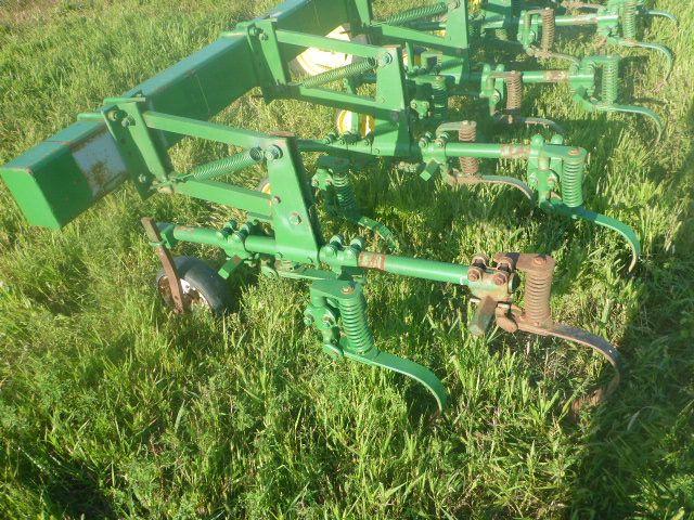 JOHN DEERE 3PT CULTIVATOR, 30'' SPACING, 32', 16' CENTER WITH 8' HYDRAULIC