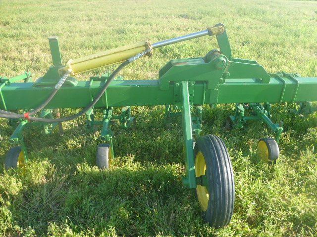 JOHN DEERE 3PT CULTIVATOR, 30'' SPACING, 32', 16' CENTER WITH 8' HYDRAULIC