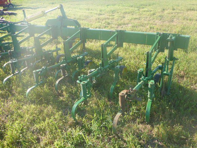 JOHN DEERE 3PT CULTIVATOR, 30'' SPACING, 32', 16' CENTER WITH 8' HYDRAULIC