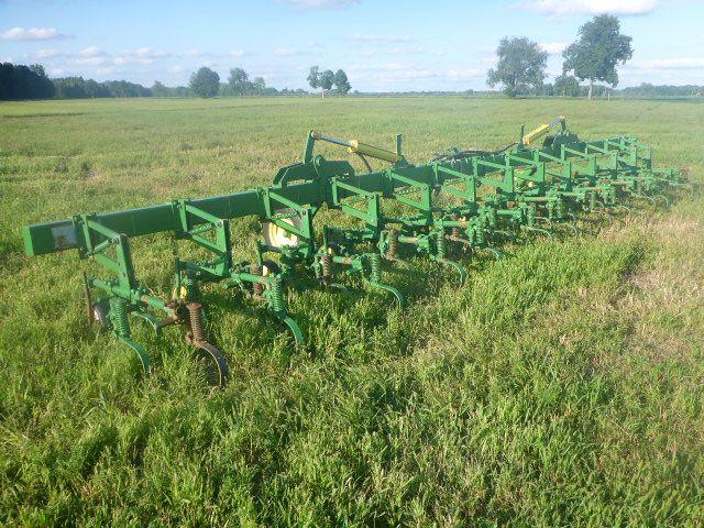 JOHN DEERE 3PT CULTIVATOR, 30'' SPACING, 32', 16' CENTER WITH 8' HYDRAULIC